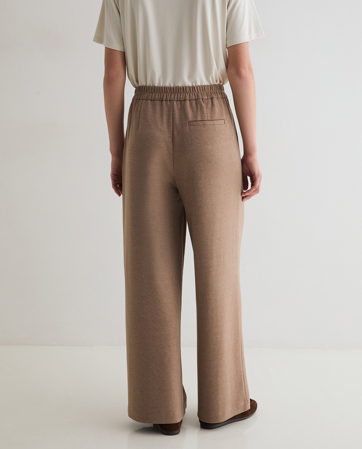 Pantalon wide leg en maille coloris camel, vue de face avec détail de la finition duveteuse 4