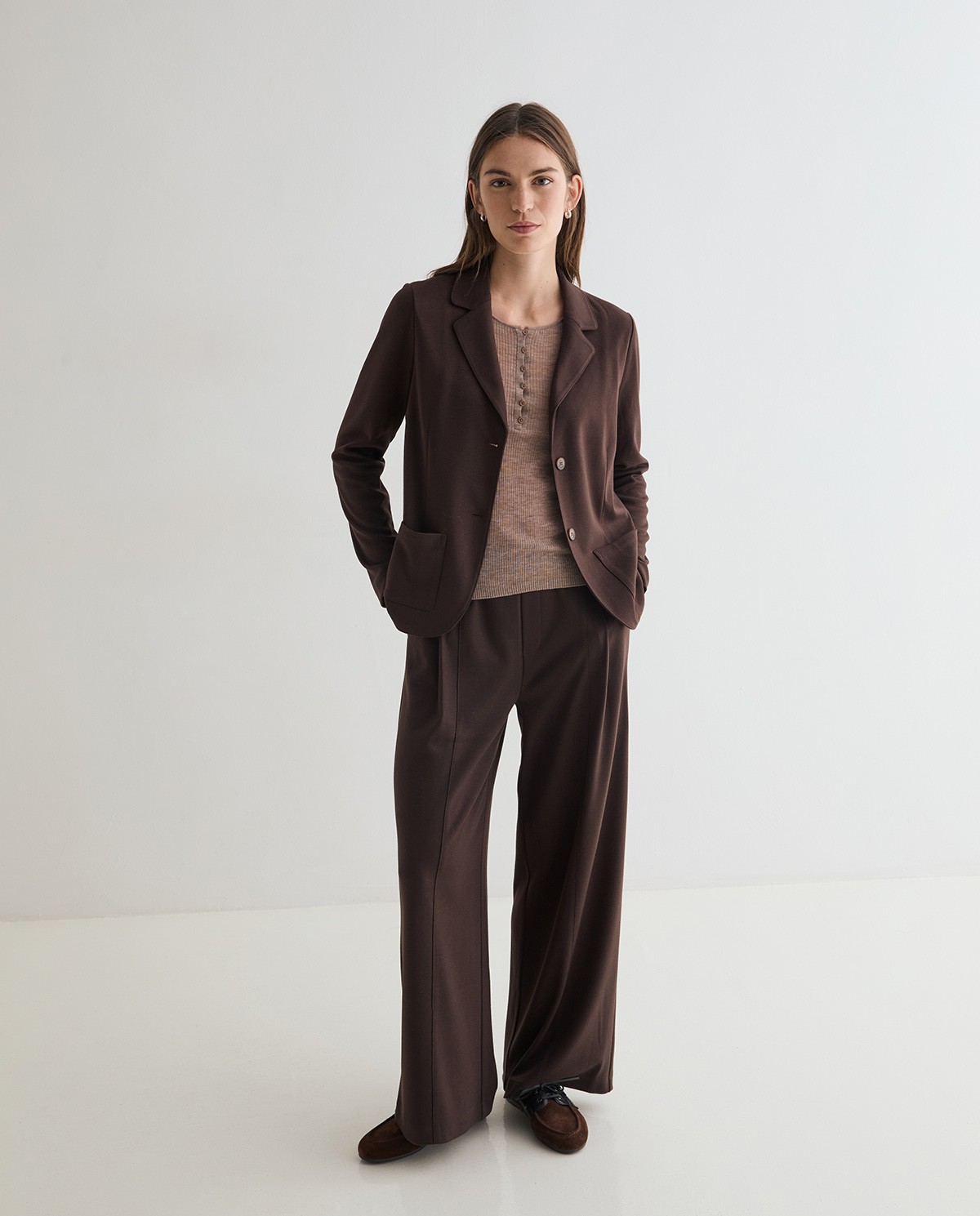 Pantalón punto wide leg en color chocolate, vista frontal con detalle del tejido afelpado 5