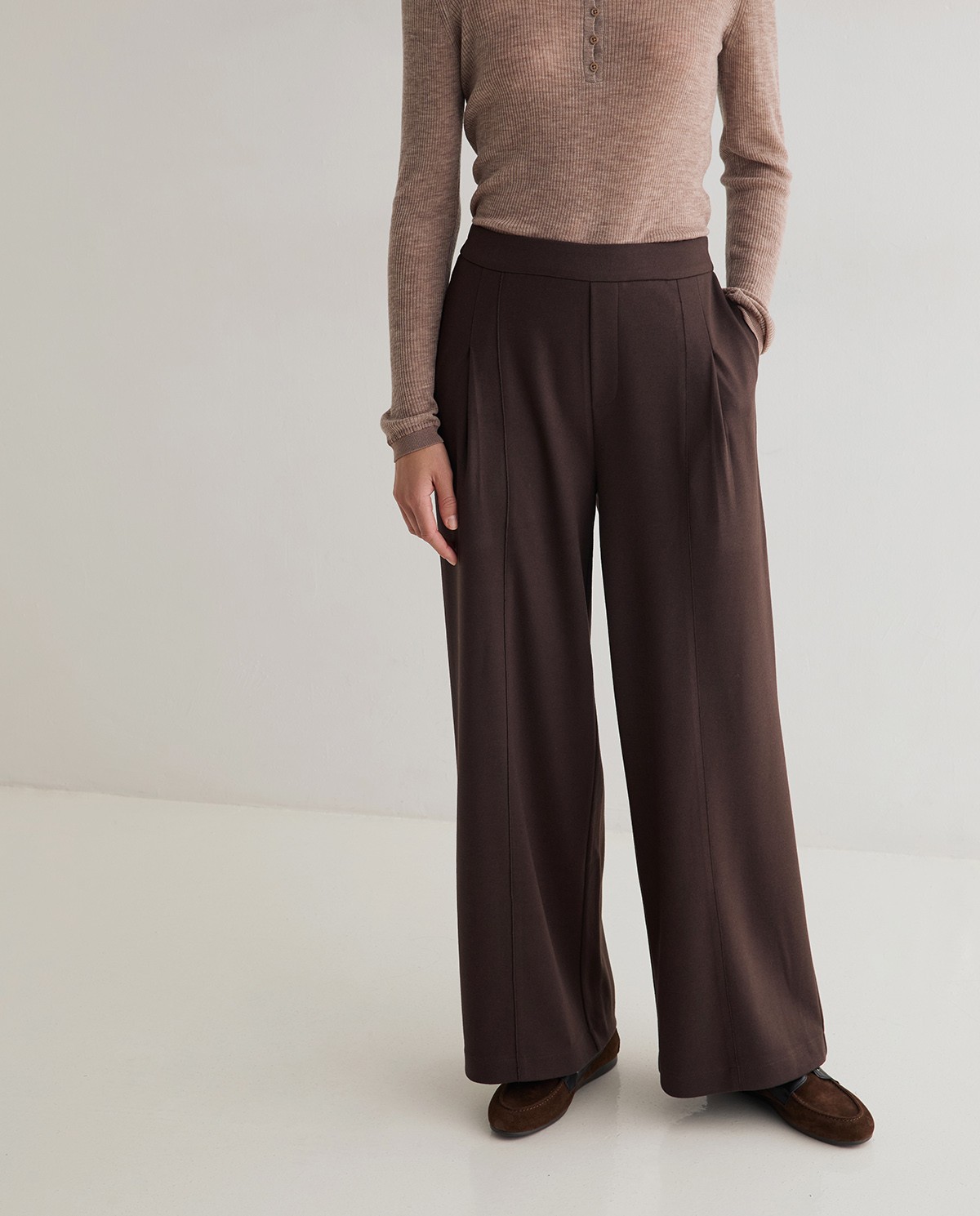 Pantalón punto wide leg en color chocolate, vista frontal con detalle del tejido afelpado 1
