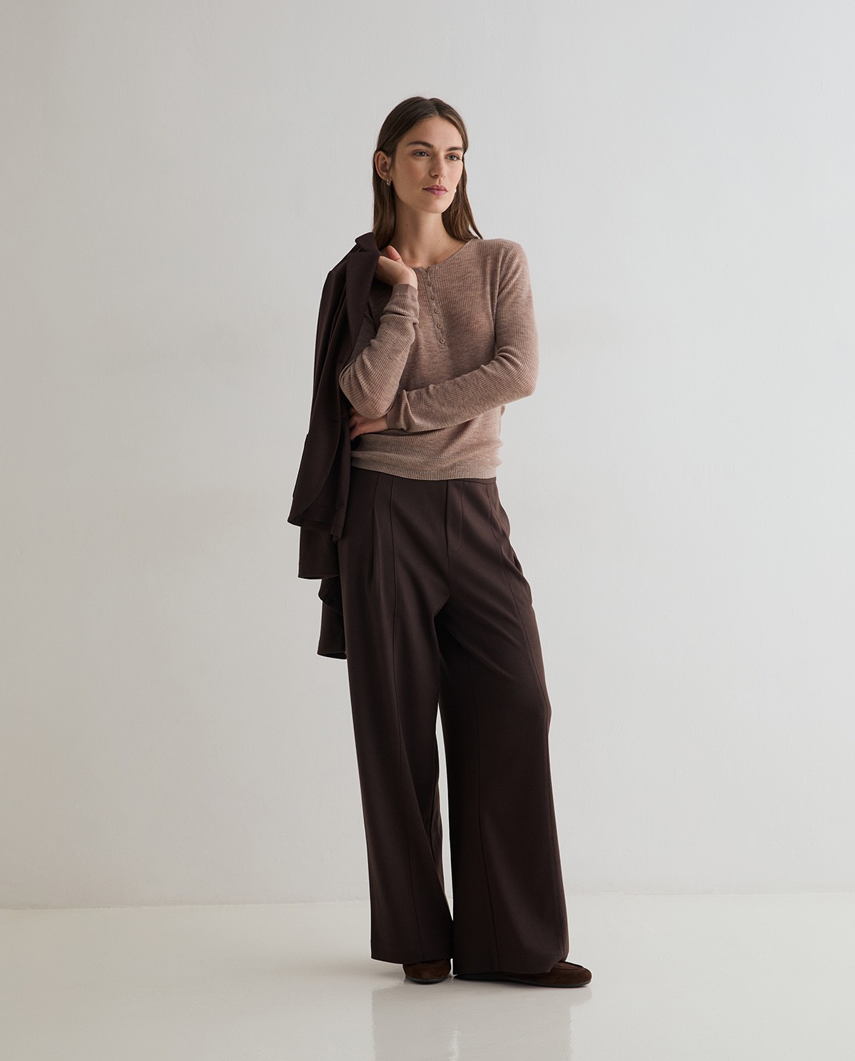 Pantalón punto wide leg en color chocolate, vista frontal con detalle del tejido afelpado
