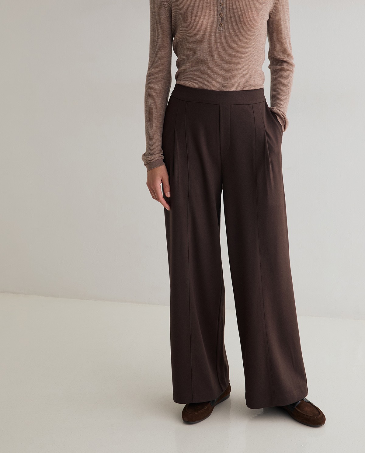 Pantalón punto wide leg en color chocolate, vista frontal con detalle del tejido afelpado 1