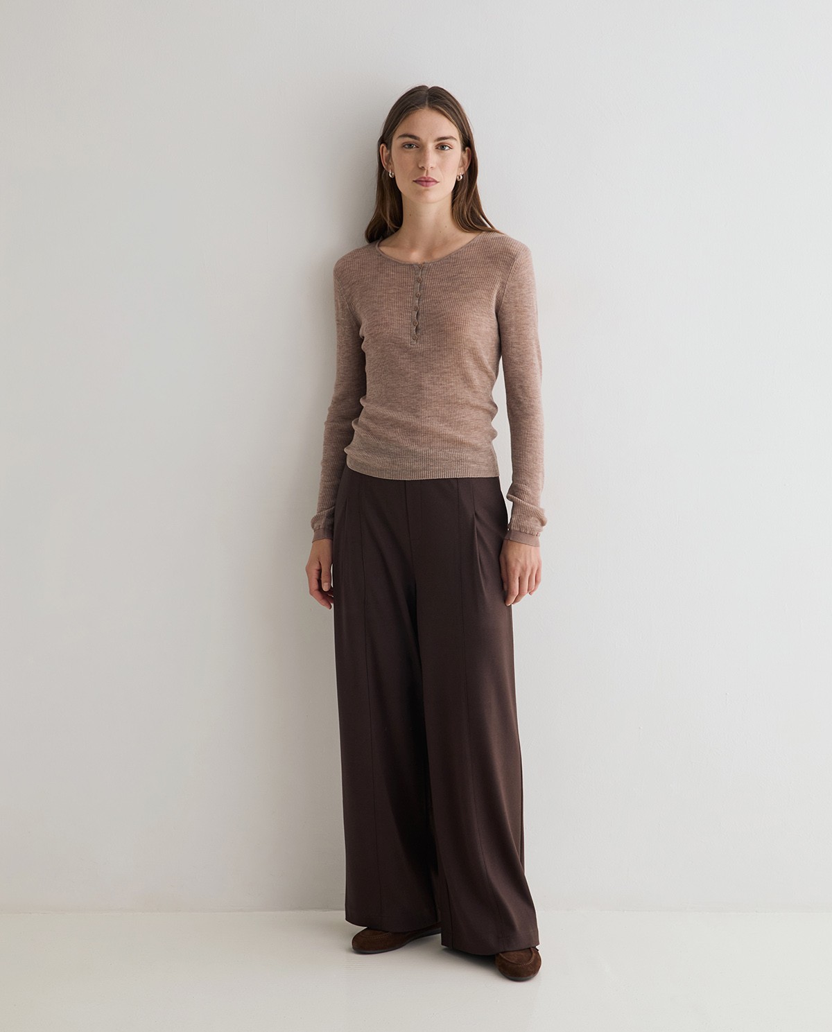 Pantalón punto wide leg en color chocolate, vista frontal con detalle del tejido afelpado 3