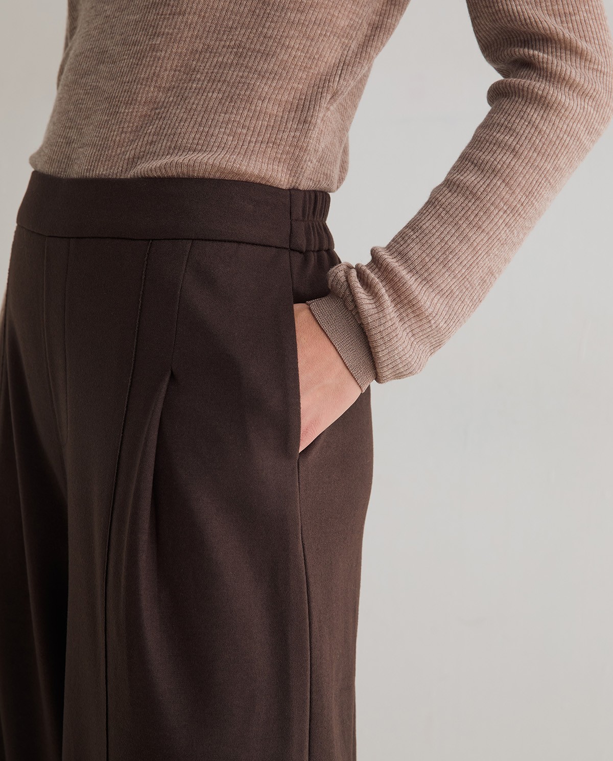 Pantalón punto wide leg en color chocolate, vista frontal con detalle del tejido afelpado 2