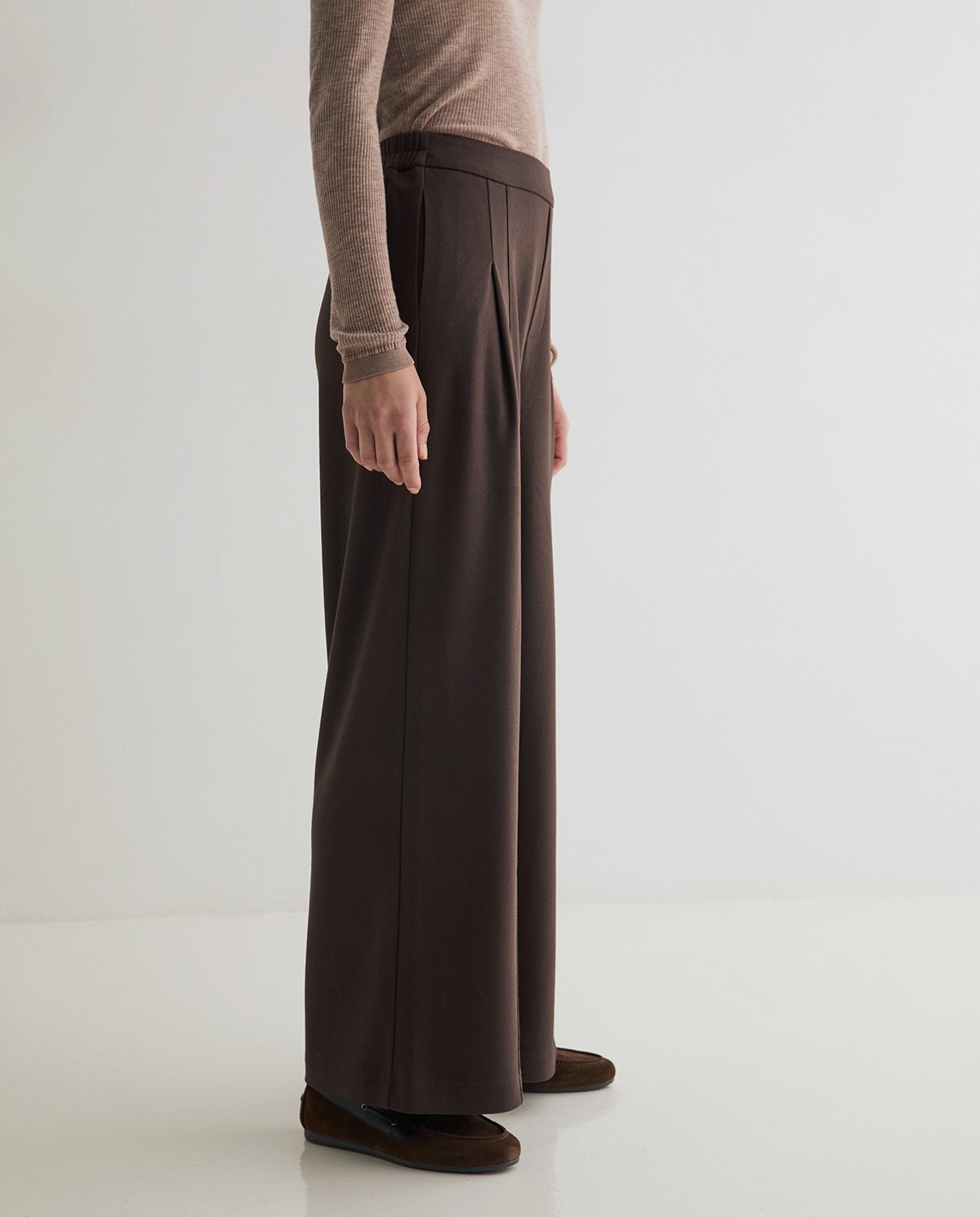 Pantalón punto wide leg en color chocolate, vista frontal con detalle del tejido afelpado 4