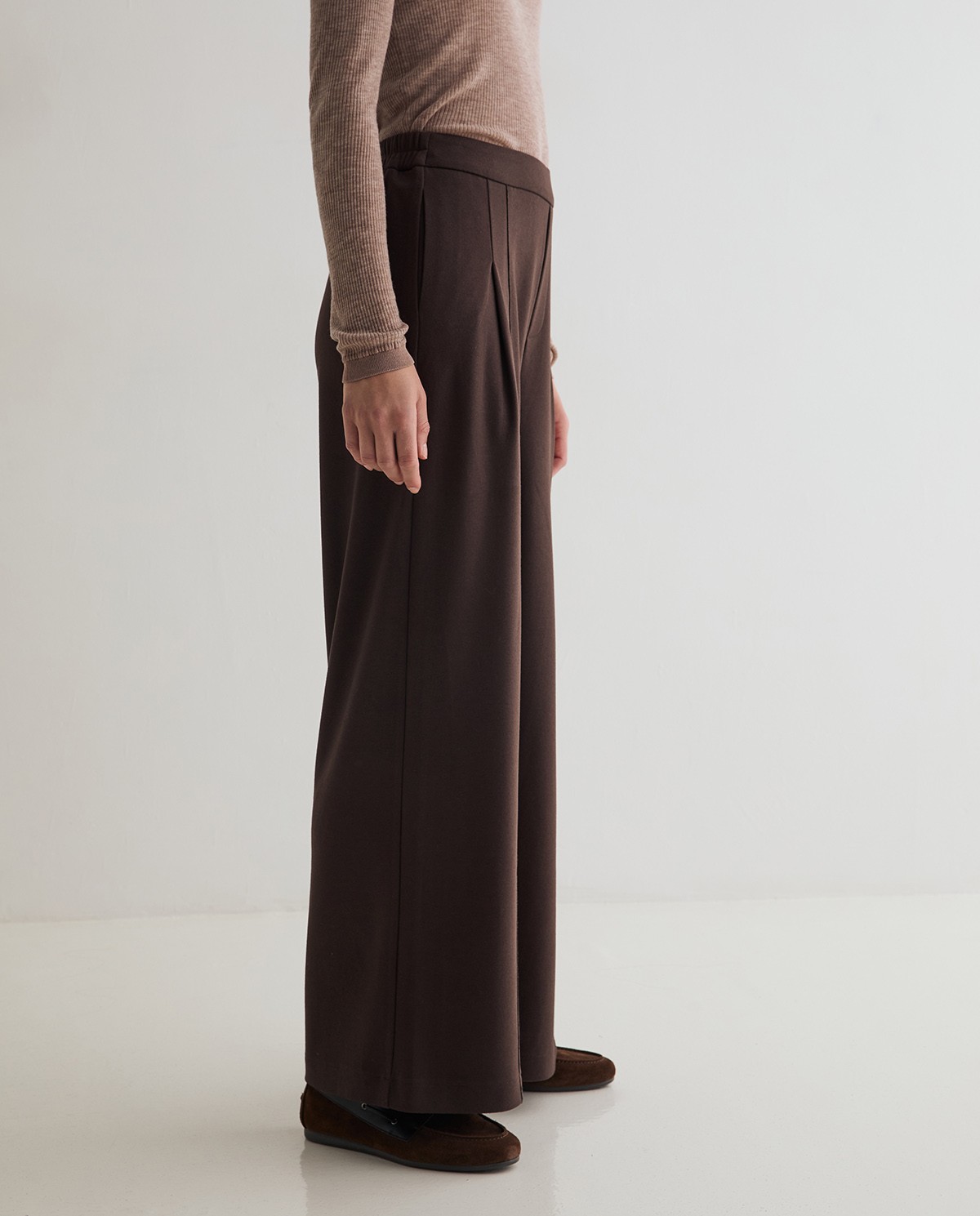 Pantalón punto wide leg en color chocolate, vista frontal con detalle del tejido afelpado 3