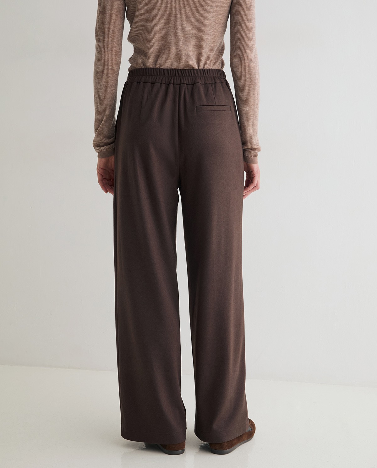 Pantalón punto wide leg en color chocolate, vista frontal con detalle del tejido afelpado 5