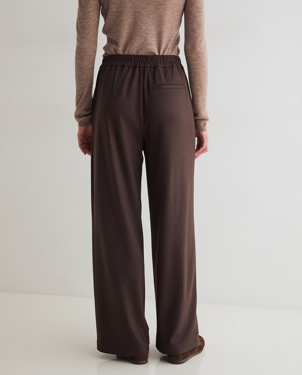 Pantalón punto wide leg en color chocolate, vista frontal con detalle del tejido afelpado 4