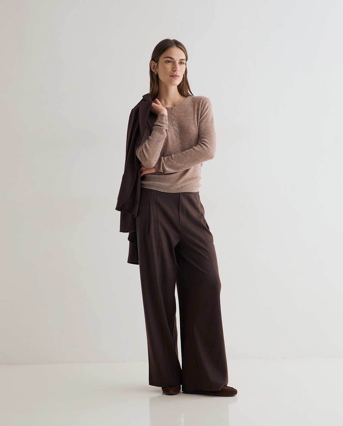 Pantalón punto wide leg en color chocolate, vista frontal con detalle del tejido afelpado