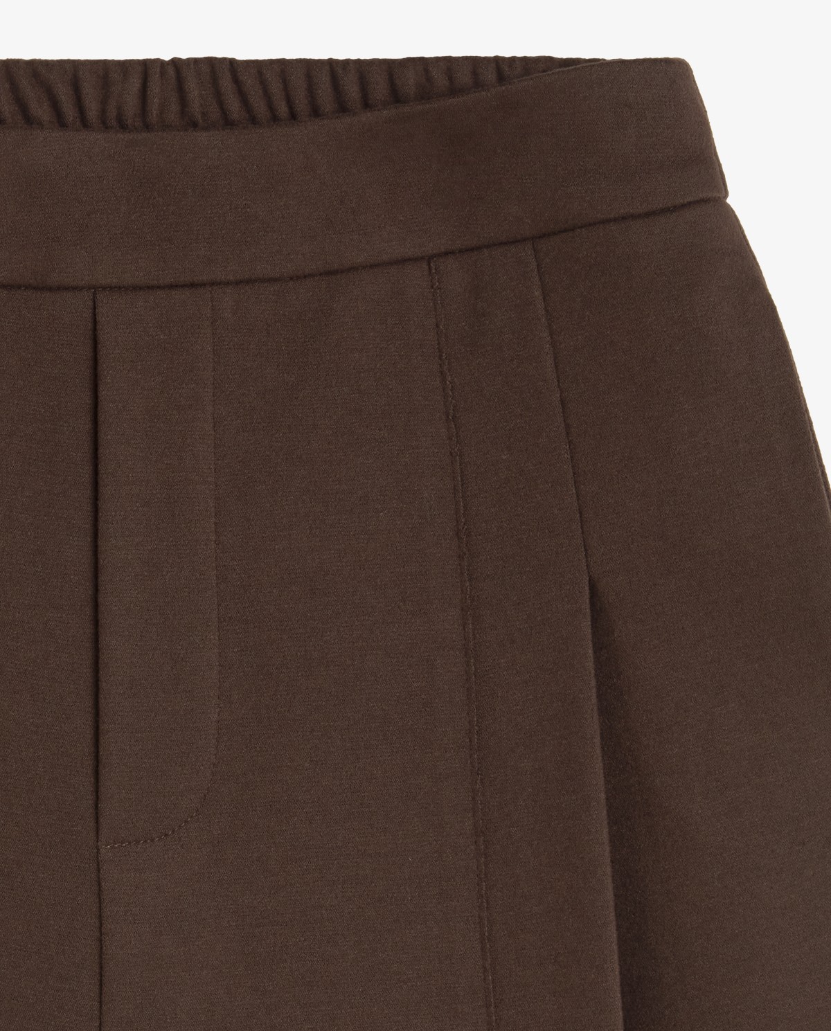 Pantalón punto wide leg en color chocolate, vista frontal con detalle del tejido afelpado 7