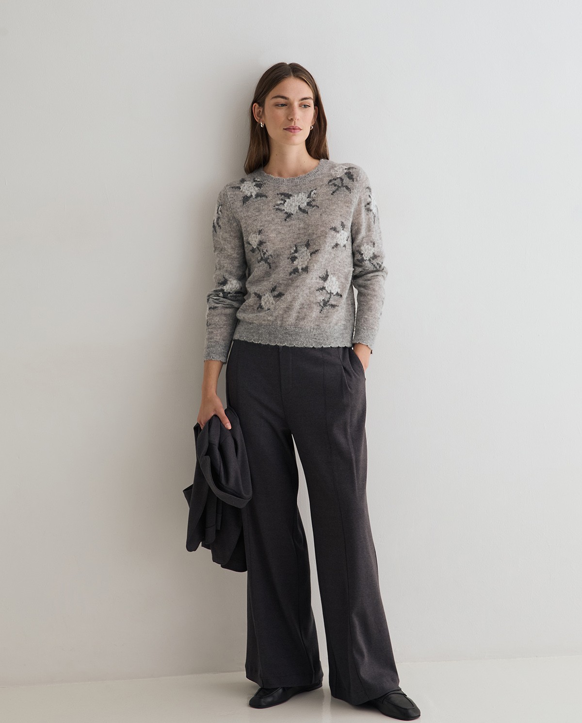 Pantalón punto wide leg en color gris oscuro, vista frontal con detalle del tejido afelpado