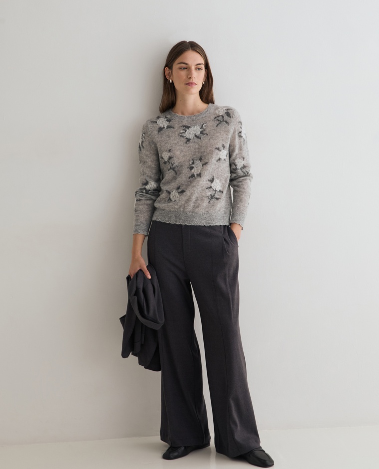 Pantalón punto wide leg en color gris oscuro, vista frontal con detalle del tejido afelpado