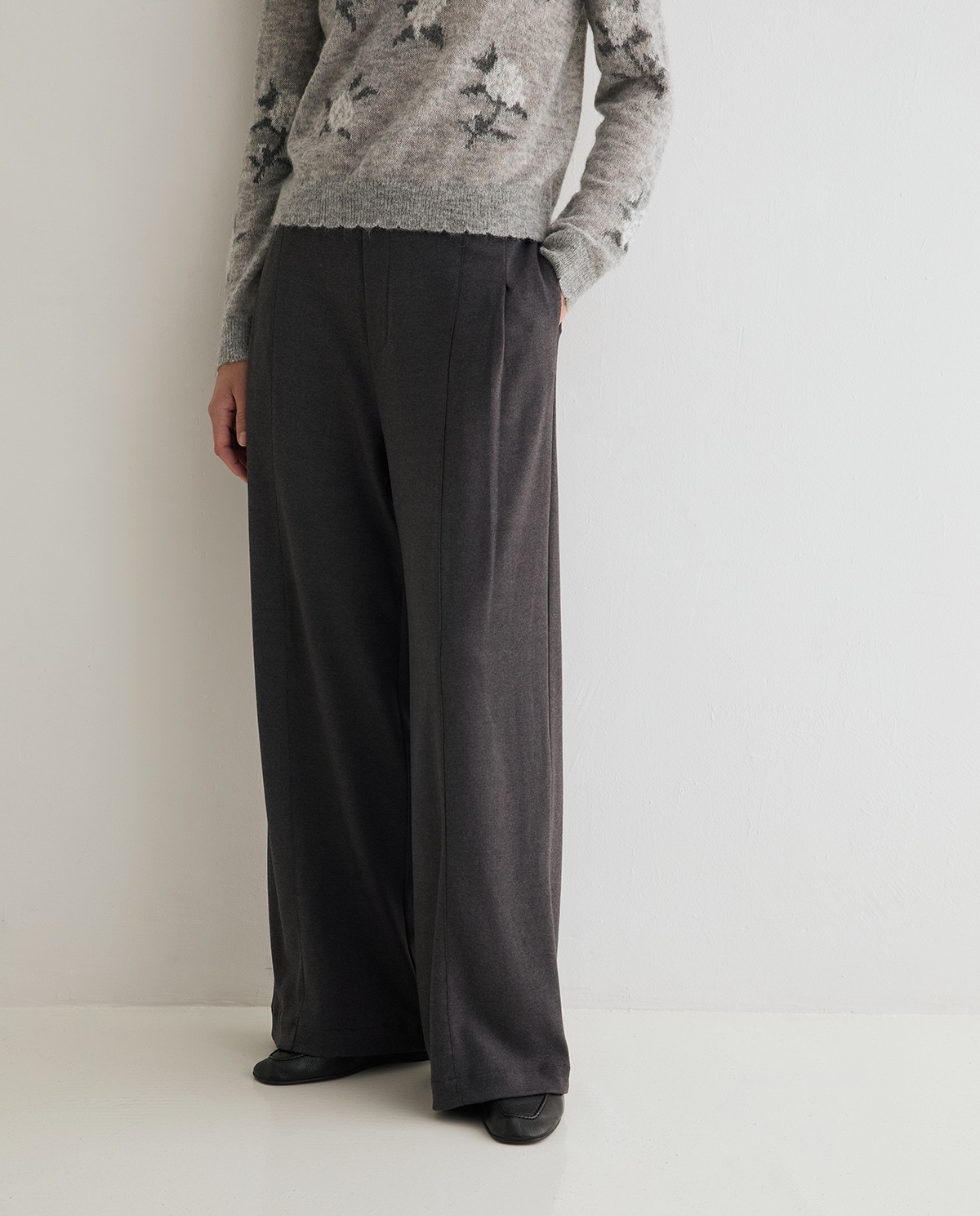 Pantalón punto wide leg en color gris oscuro, vista frontal con detalle del tejido afelpado 1