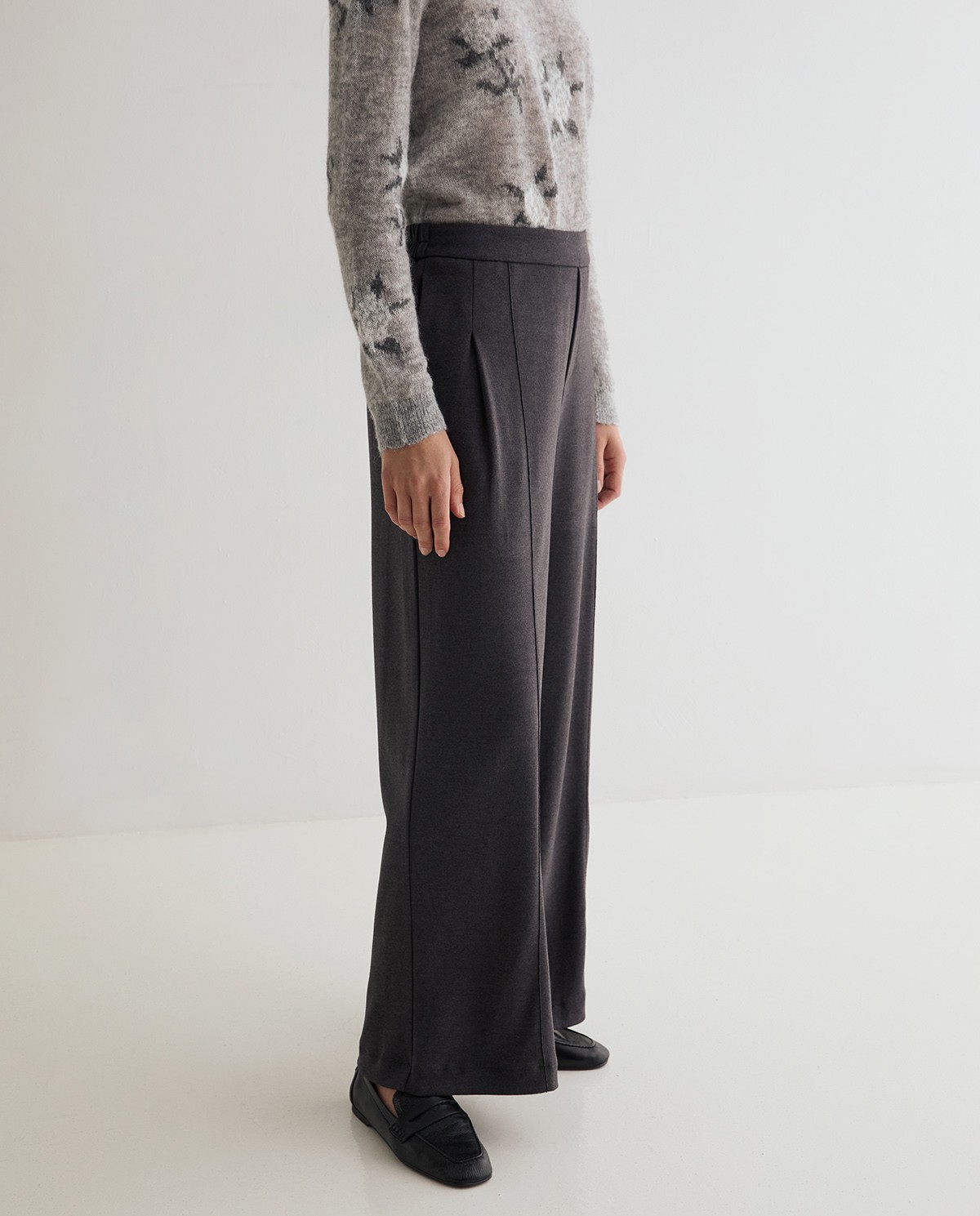 Pantalón punto wide leg en color gris oscuro, vista frontal con detalle del tejido afelpado 2