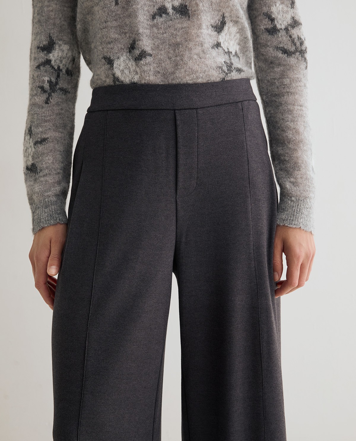 Pantalón punto wide leg en color gris oscuro, vista frontal con detalle del tejido afelpado 3