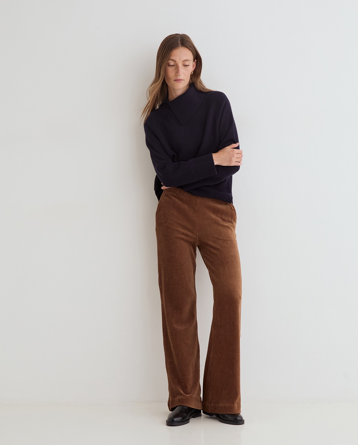 Camel wide-leg corduroy trousers, front view with corduroy fabric detail 2