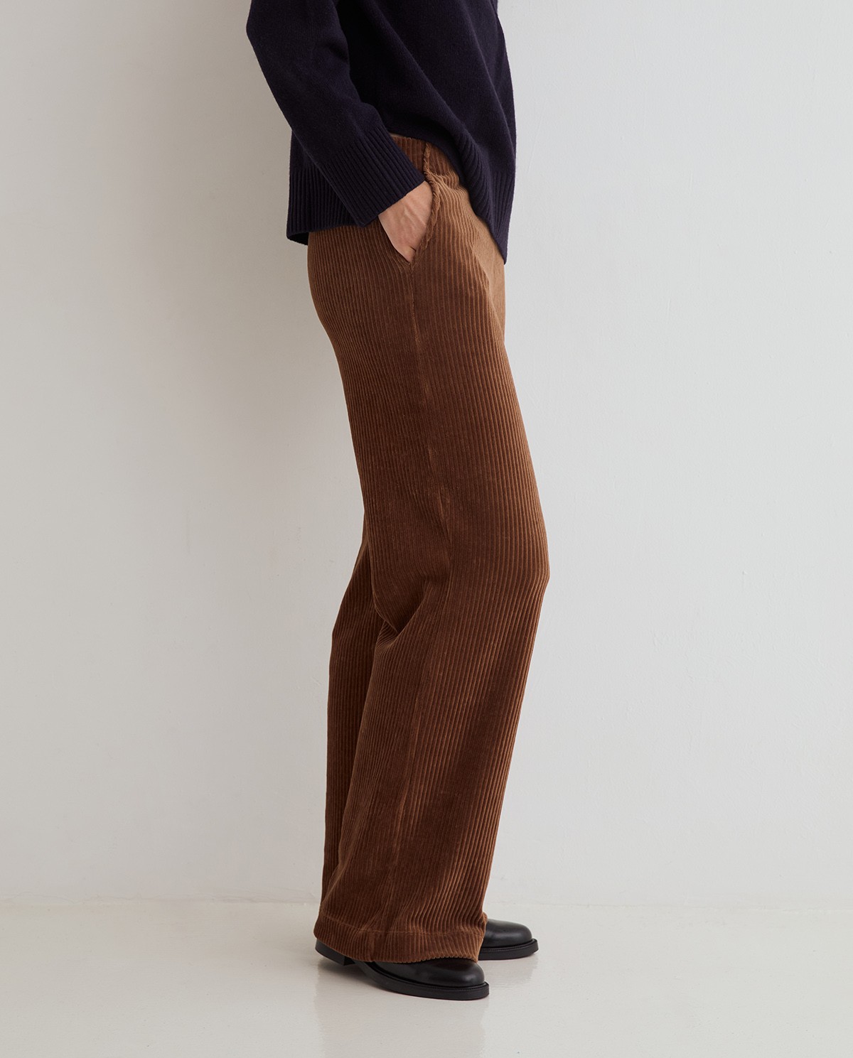 Camel wide-leg corduroy trousers, front view with corduroy fabric detail 3