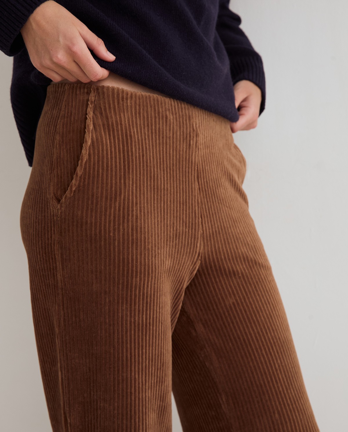 Camel wide-leg corduroy trousers, front view with corduroy fabric detail 4