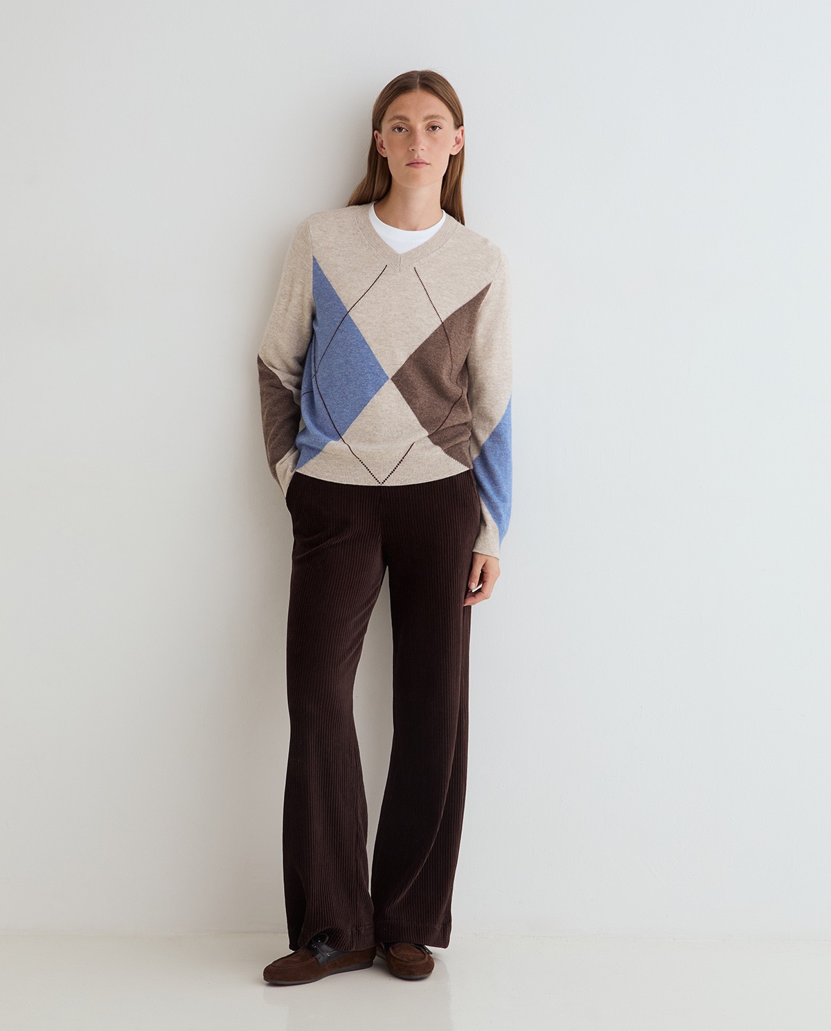Pantalon wide leg en velours côtelé coloris marron, vue de face avec détail du tissu