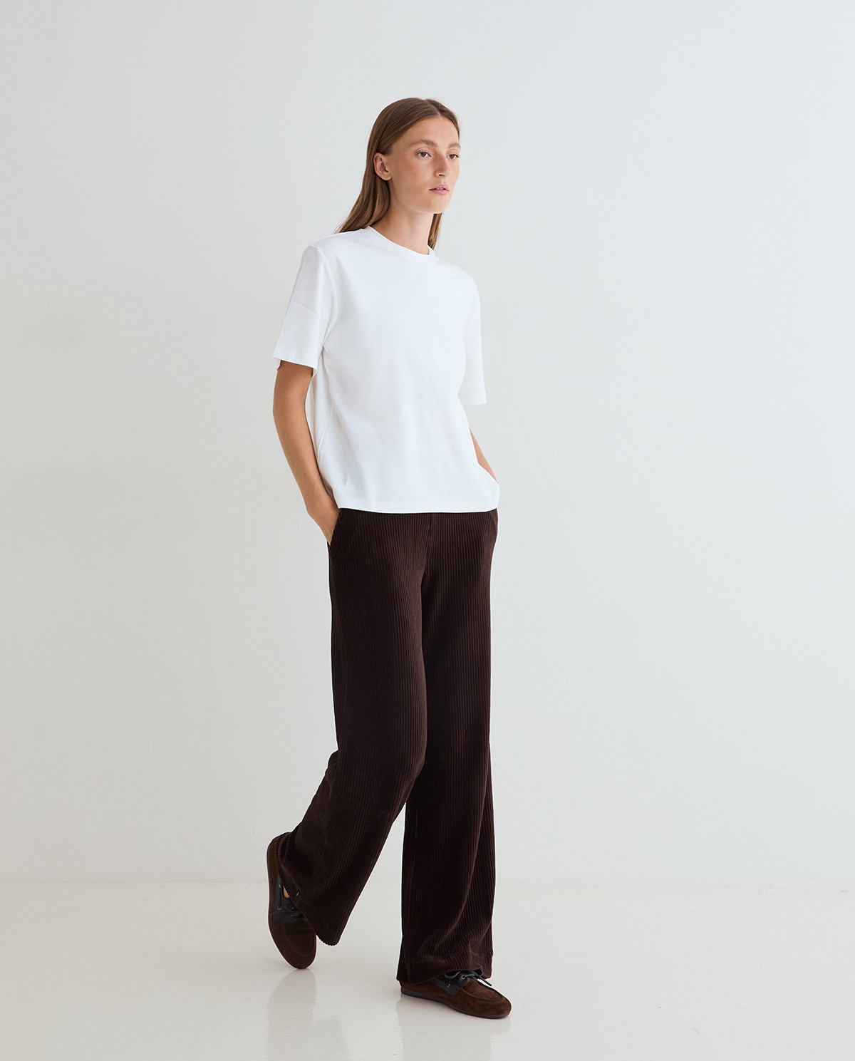 Pantalon wide leg en velours côtelé coloris marron, vue de face avec détail du tissu 1