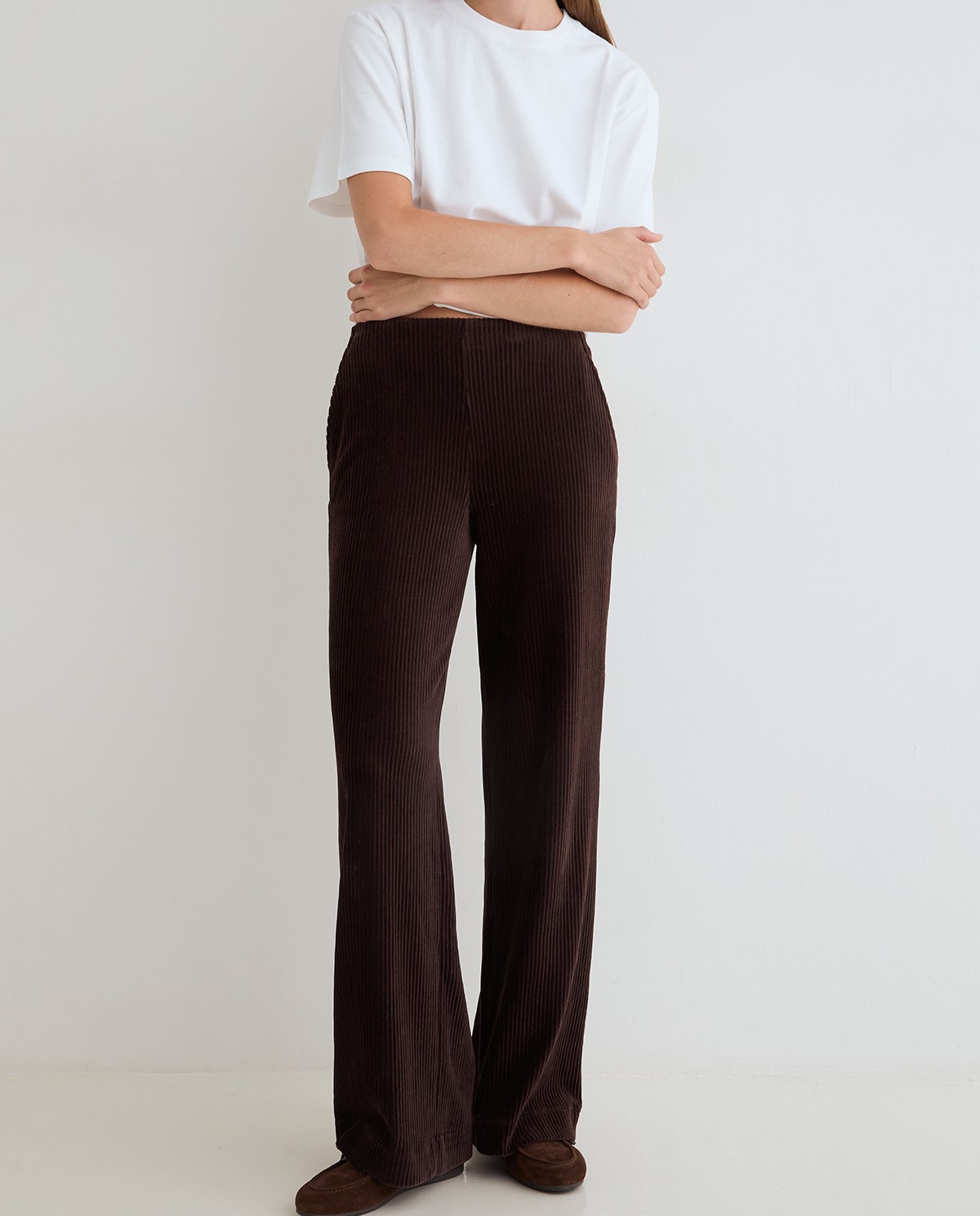 Pantalon wide leg en velours côtelé coloris marron, vue de face avec détail du tissu 2
