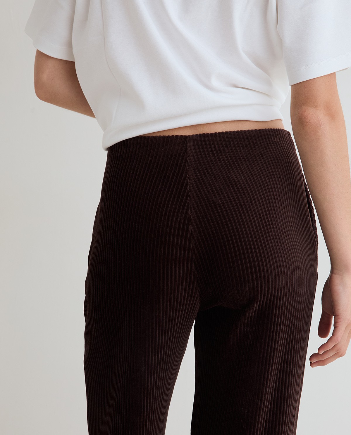 Pantalon wide leg en velours côtelé coloris marron, vue de face avec détail du tissu 3