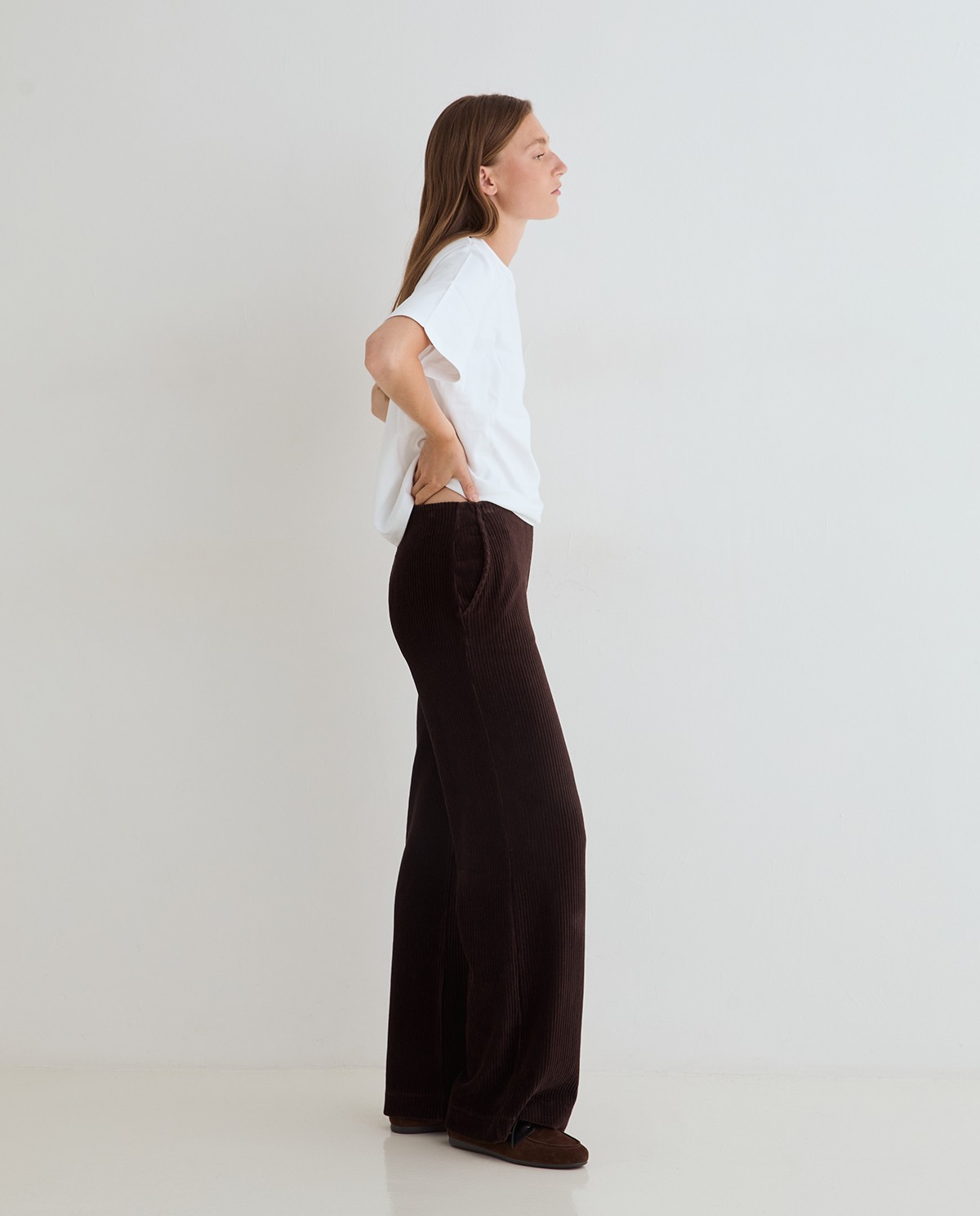 Pantalon wide leg en velours côtelé coloris marron, vue de face avec détail du tissu 4