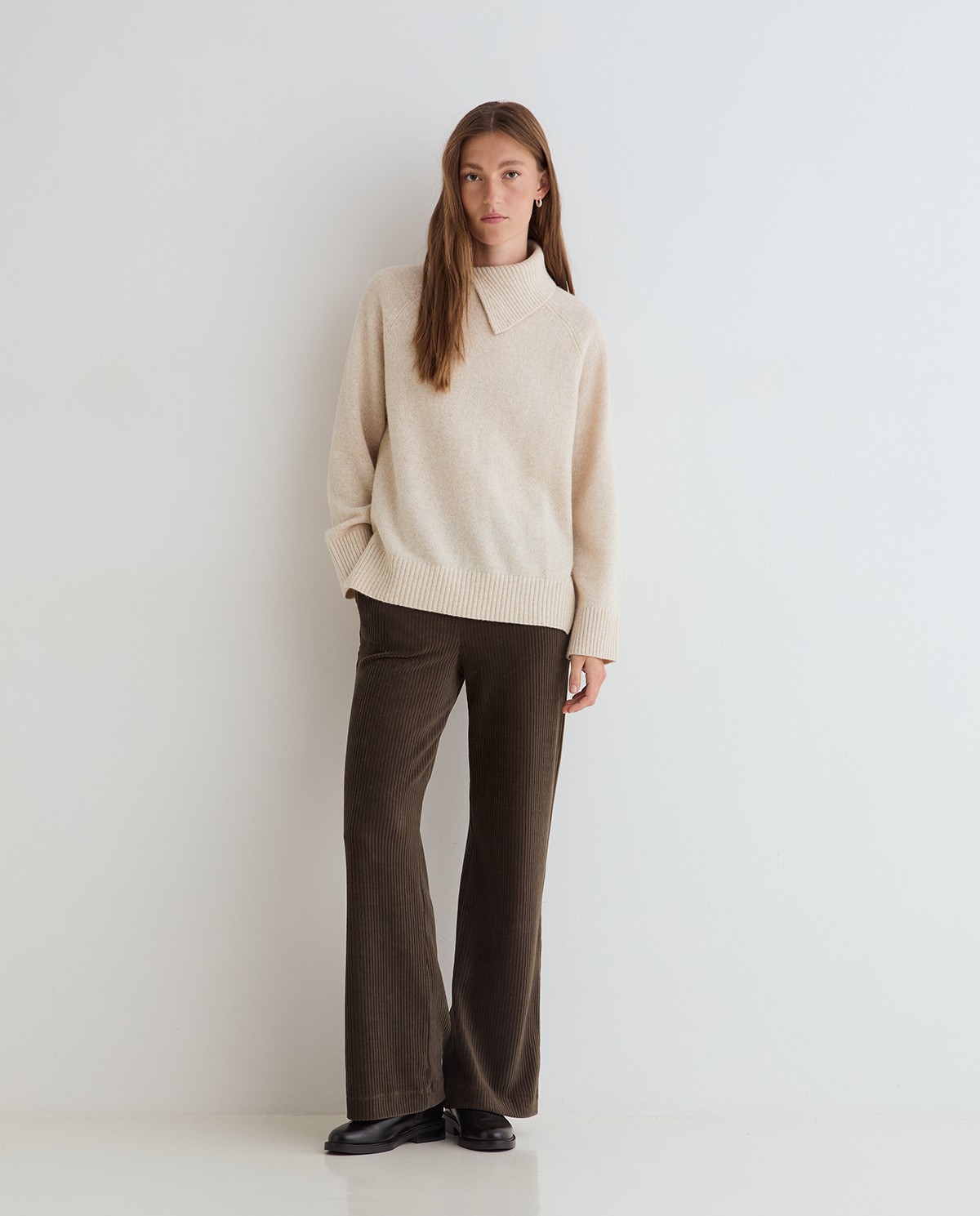 Khaki green wide-leg corduroy trousers, front view with corduroy fabric detail 1