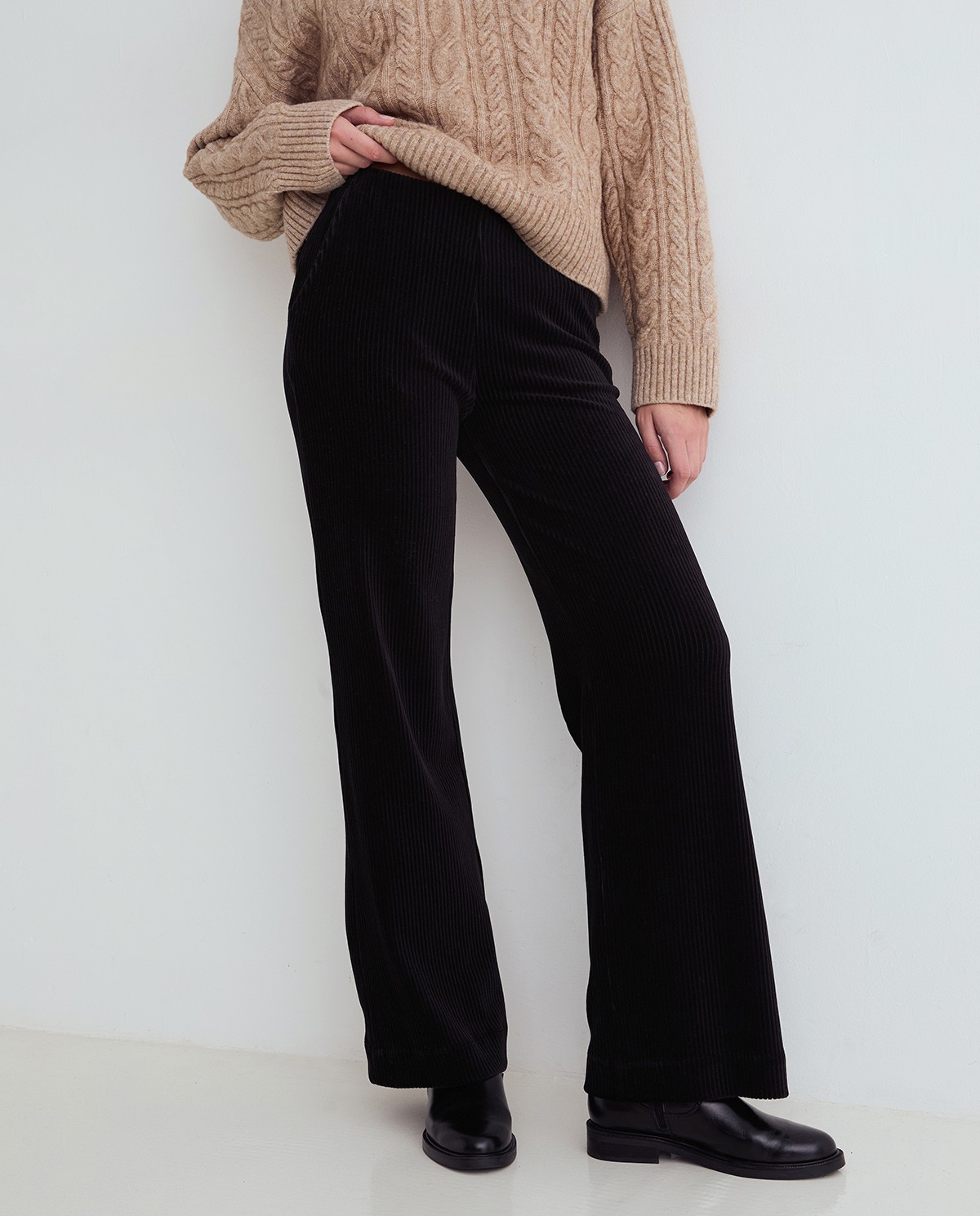 Pantalón de pana wide leg en color negro, vista frontal con detalle del tejido de pana 1