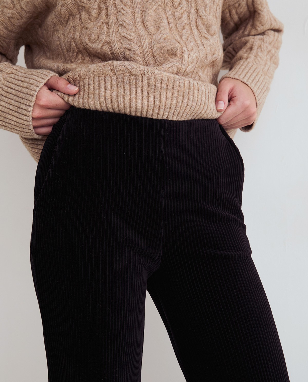 Pantalón de pana wide leg en color negro, vista frontal con detalle del tejido de pana 3
