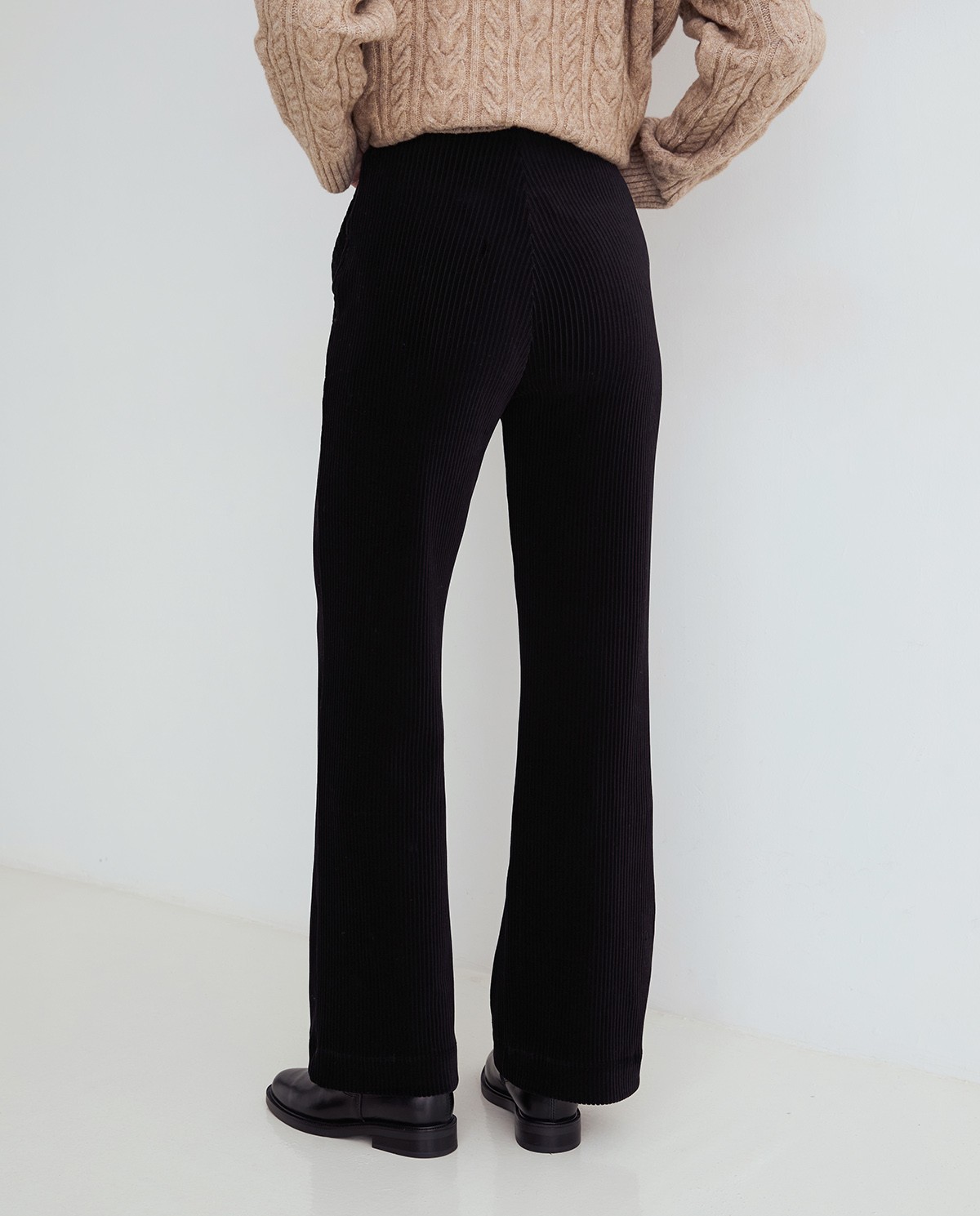 Pantalón de pana wide leg en color negro, vista frontal con detalle del tejido de pana 4