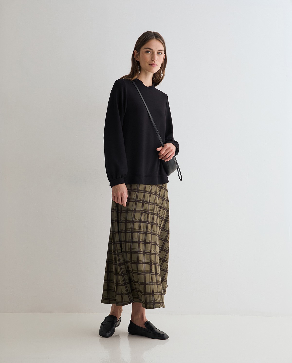Robe midi combinée noire avec imprimé à carreaux, vue de face avec détail du tissu