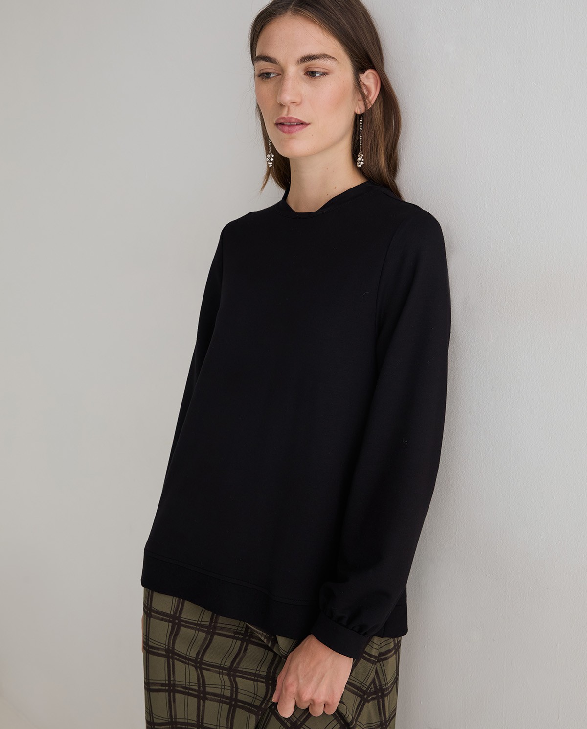 Robe midi combinée noire avec imprimé à carreaux, vue de face avec détail du tissu 1