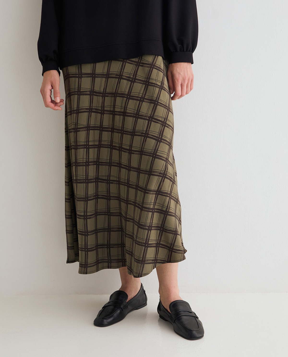Robe midi combinée noire avec imprimé à carreaux, vue de face avec détail du tissu 2