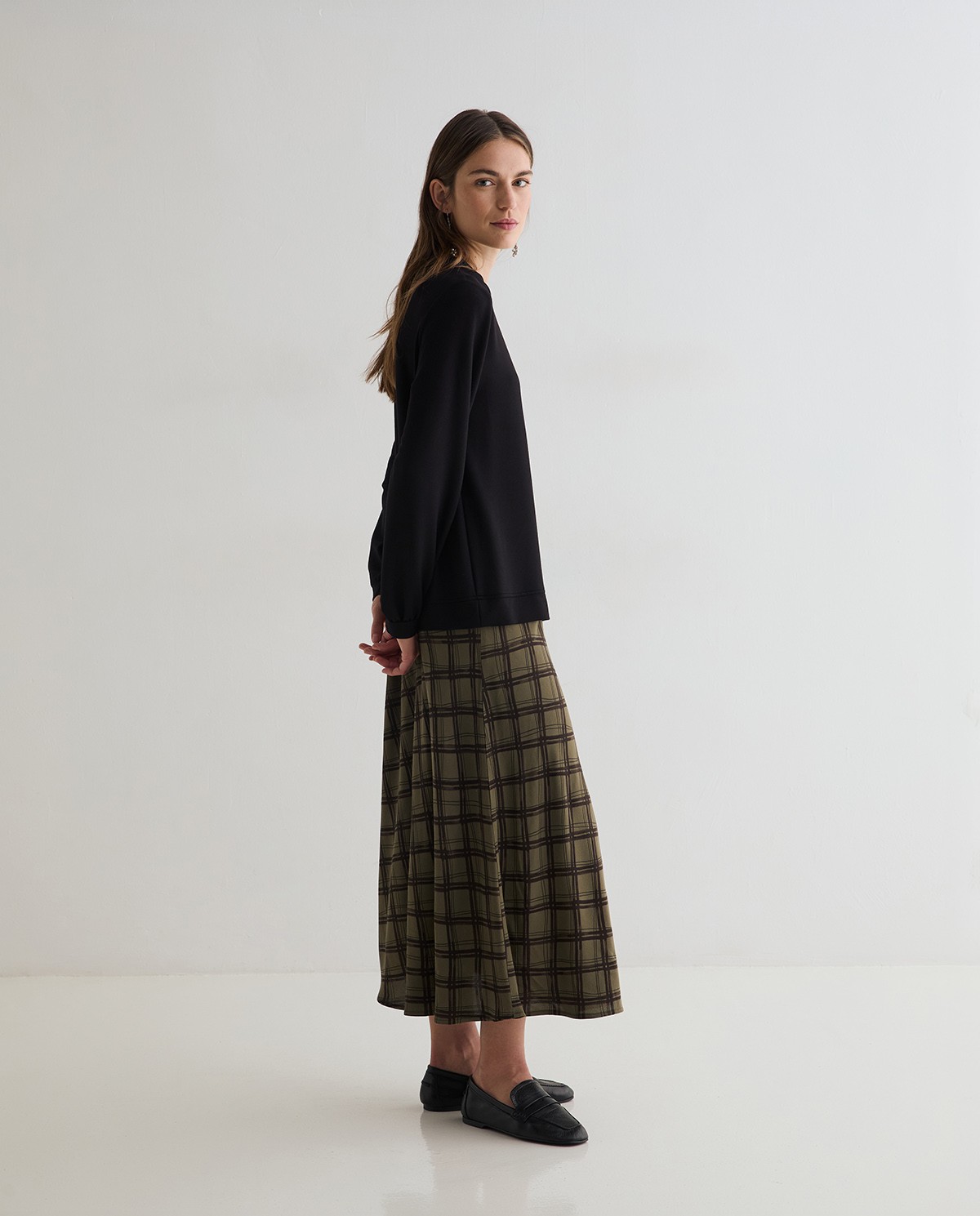 Robe midi combinée noire avec imprimé à carreaux, vue de face avec détail du tissu 3