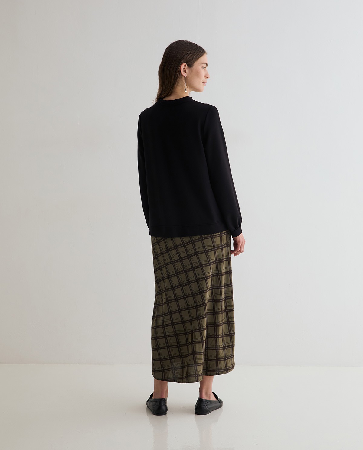Robe midi combinée noire avec imprimé à carreaux, vue de face avec détail du tissu 4