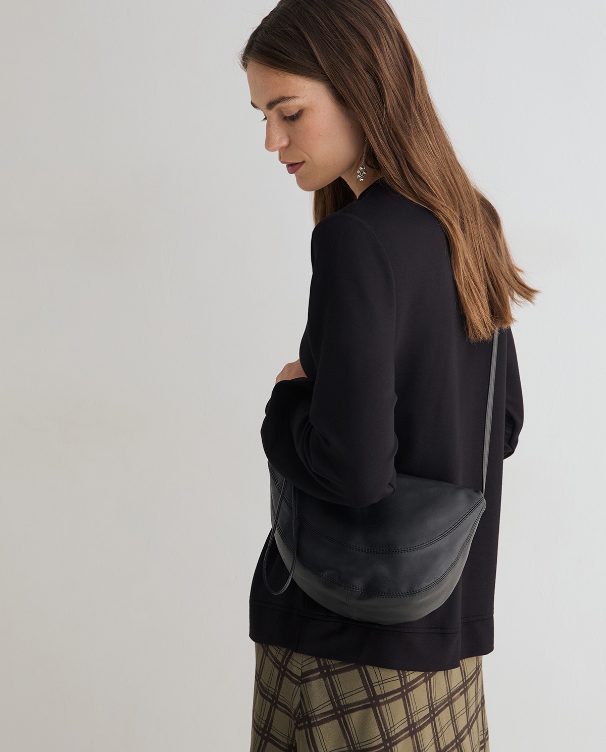 Robe midi combinée noire avec imprimé à carreaux, vue de face avec détail du tissu 5