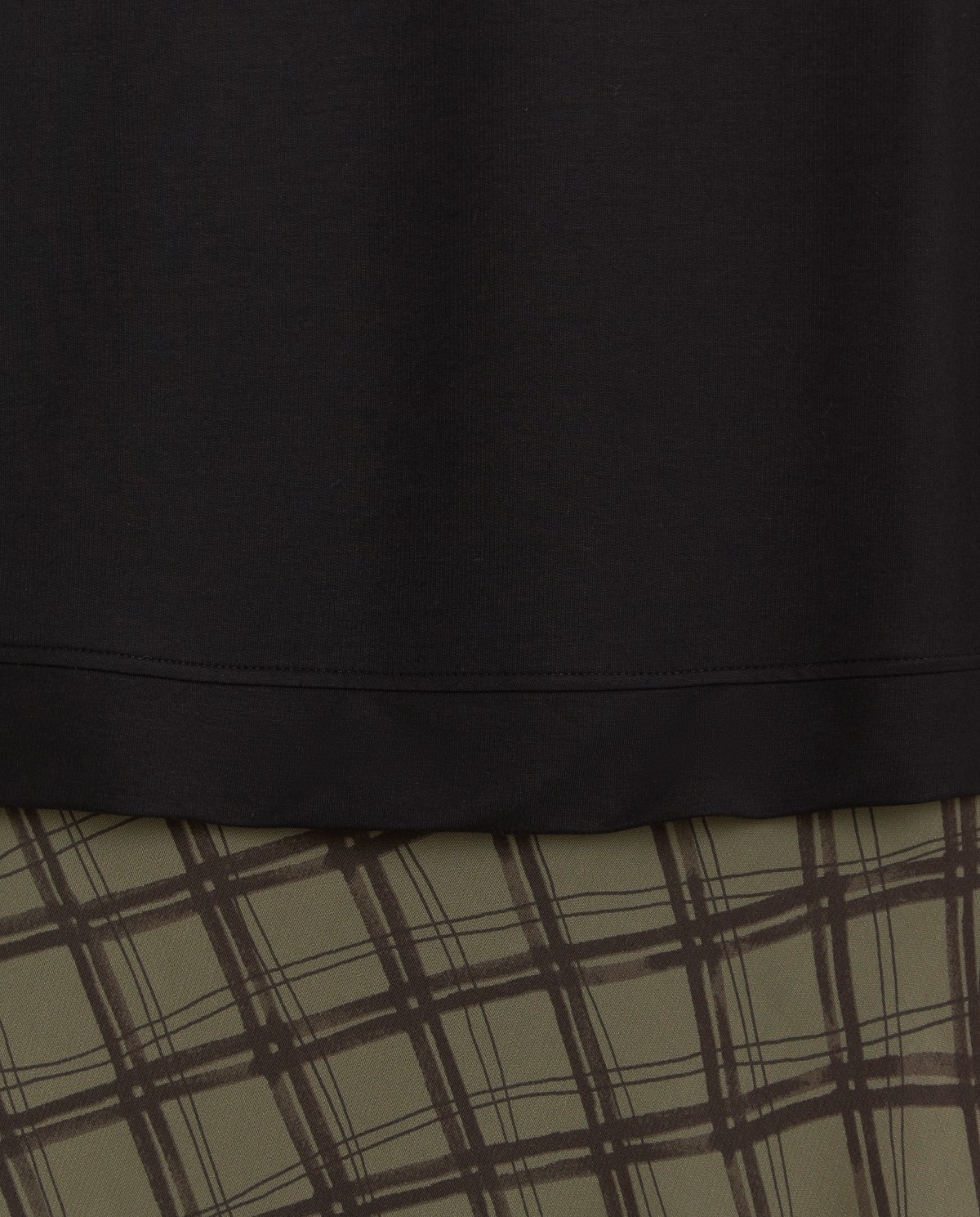 Robe midi combinée noire avec imprimé à carreaux, vue de face avec détail du tissu 7