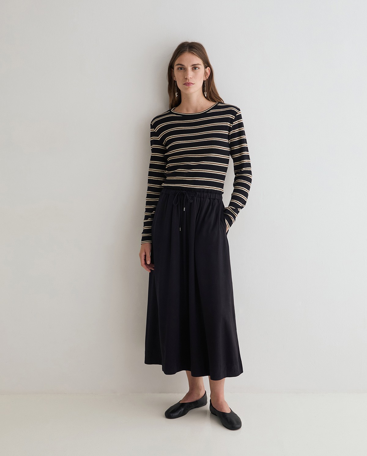 Vestido midi combinado negro con estampado de rayas, vista frontal con detalle del tejido