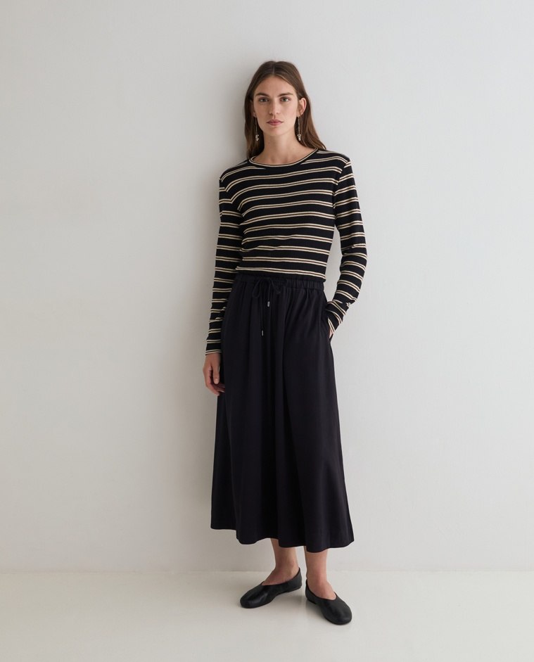 Vestido midi combinado negro con estampado de rayas, vista frontal con detalle del tejido