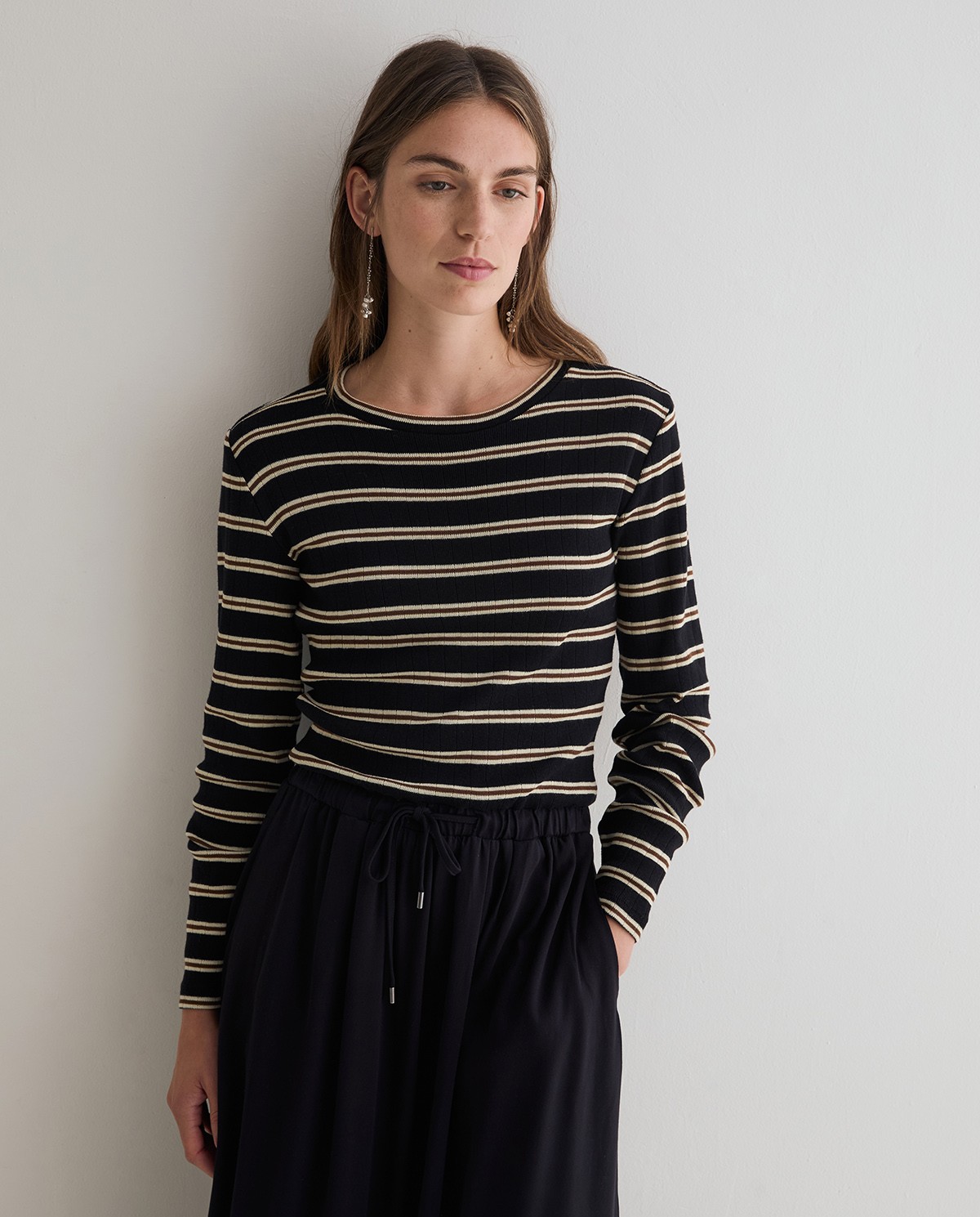 Robe midi combinée noire avec imprimé à rayures, vue de face avec détail du tissu 1