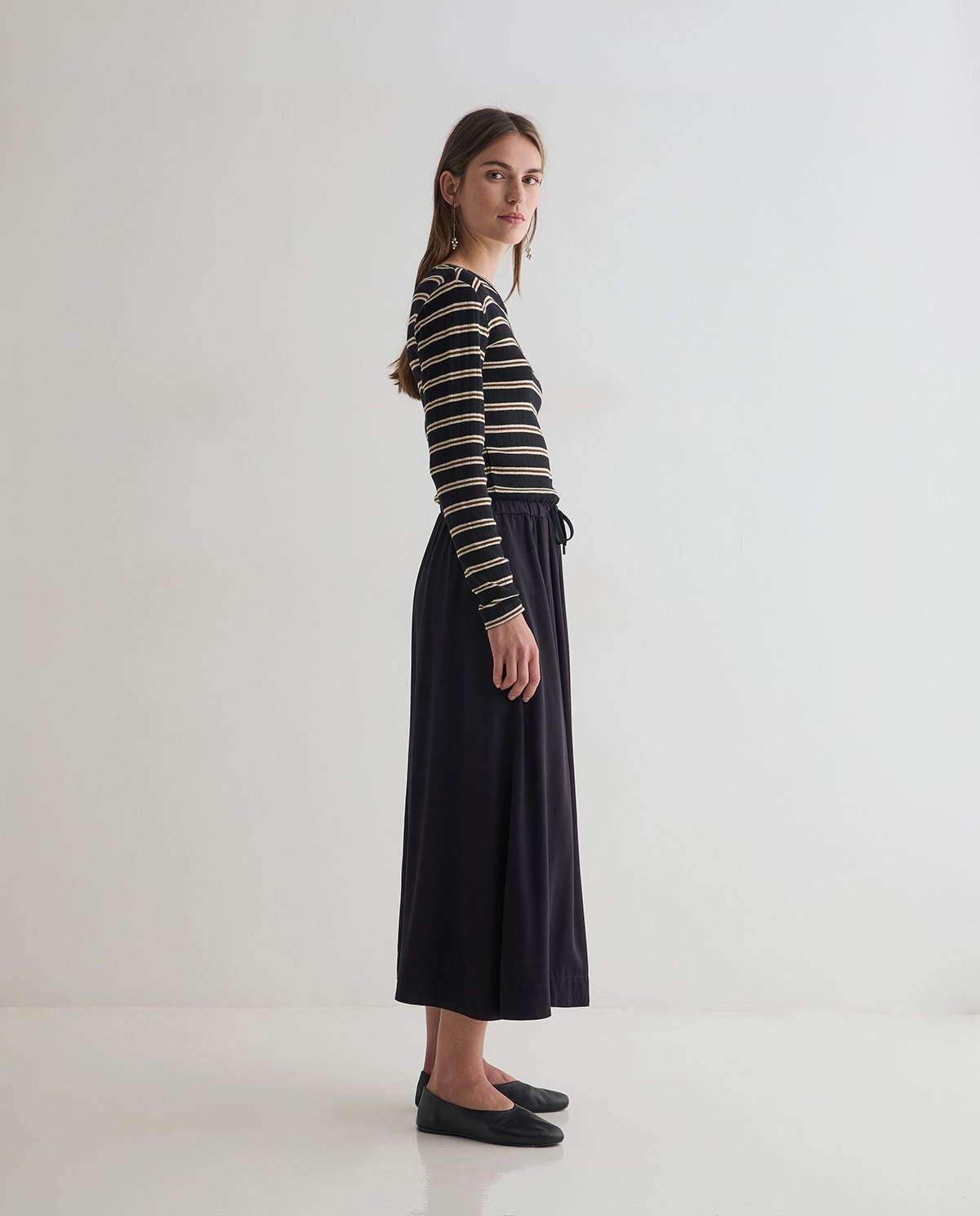Robe midi combinée noire avec imprimé à rayures, vue de face avec détail du tissu 2