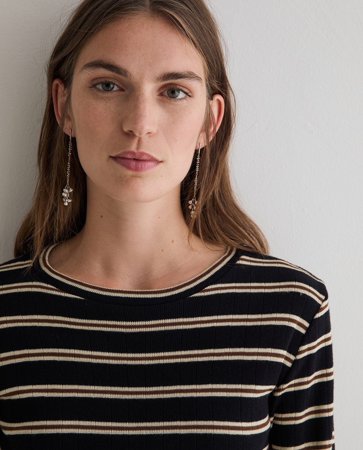 Robe midi combinée noire avec imprimé à rayures, vue de face avec détail du tissu 3