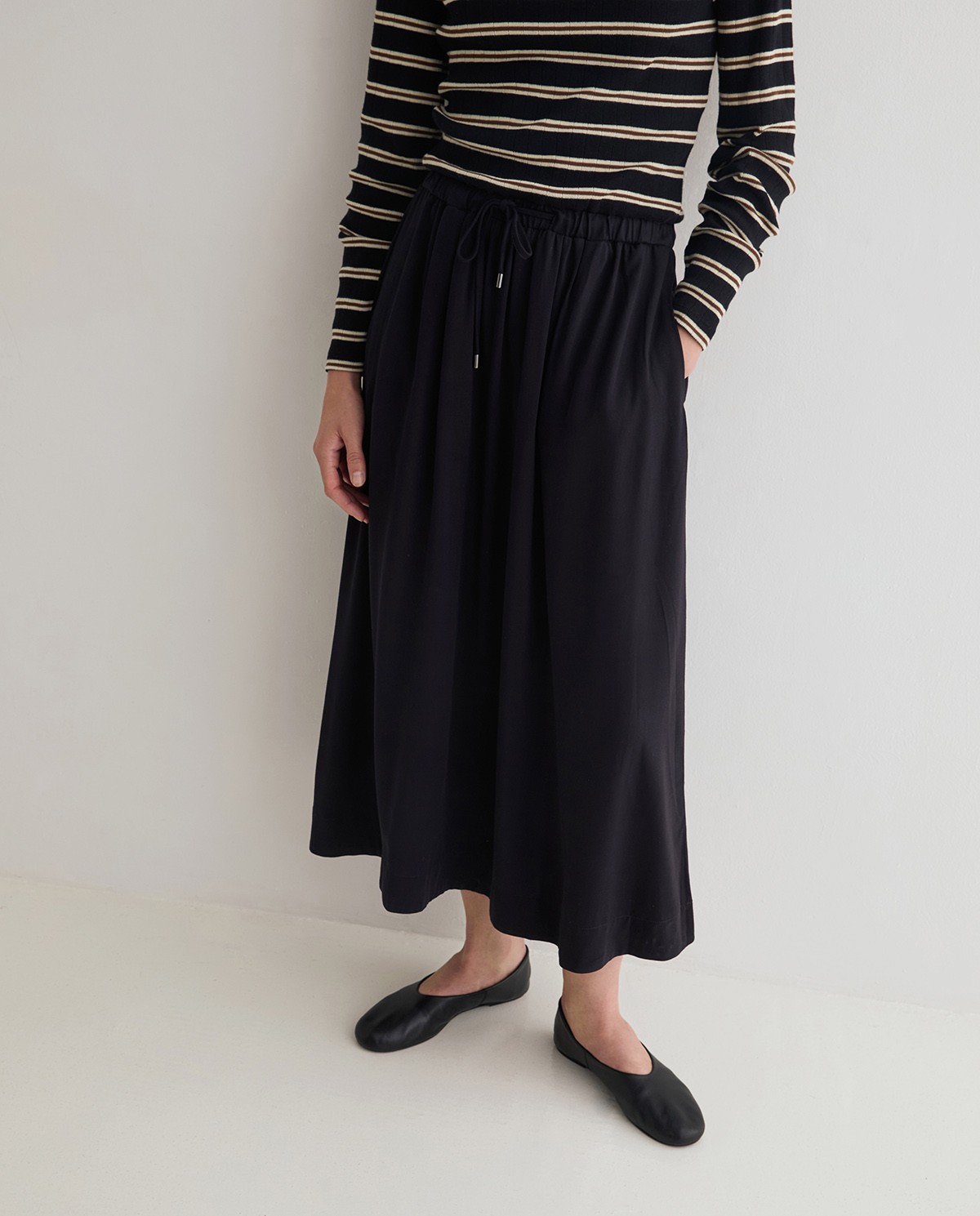 Vestido midi combinado negro con estampado de rayas, vista frontal con detalle del tejido 4