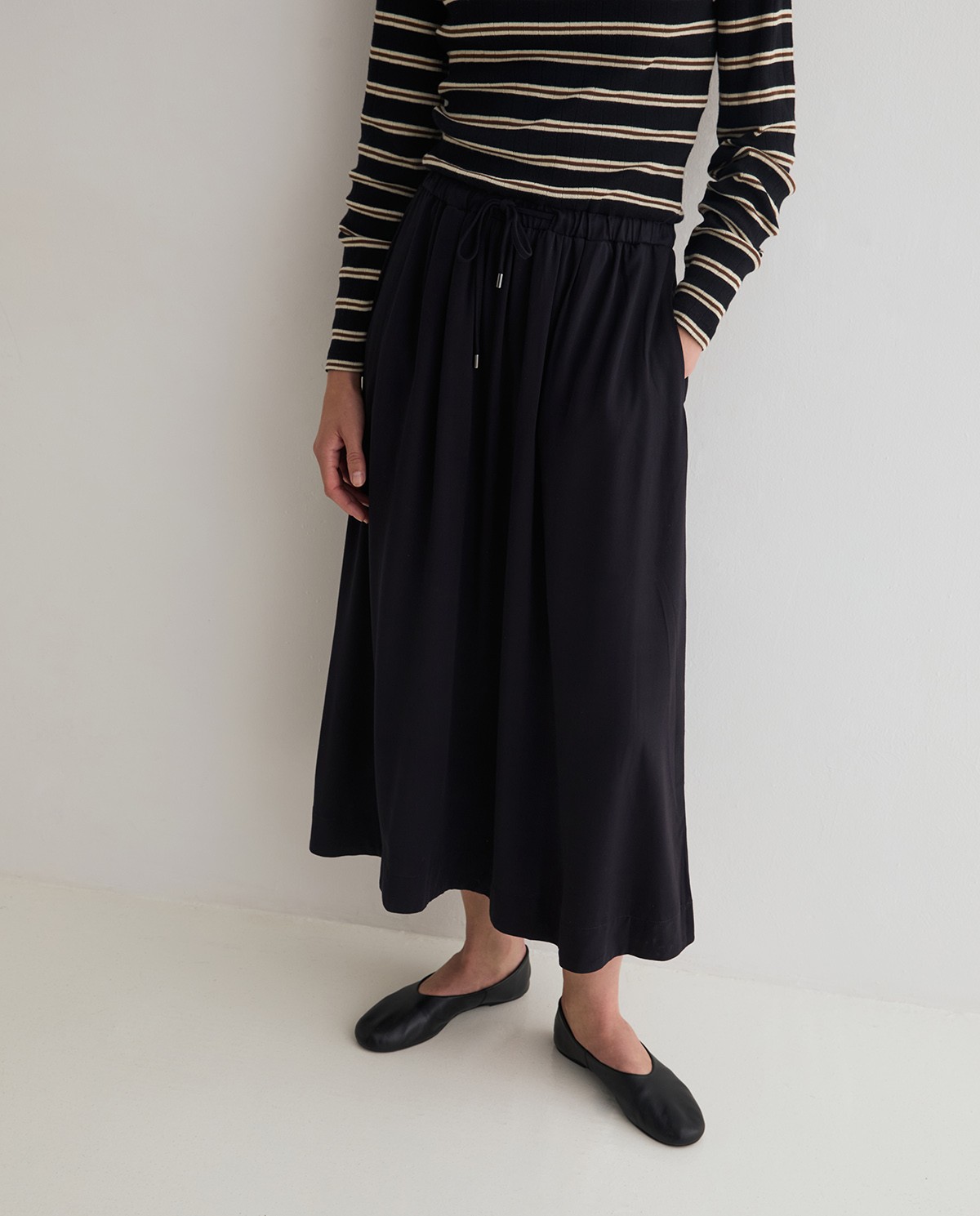 Robe midi combinée noire avec imprimé à rayures, vue de face avec détail du tissu 4