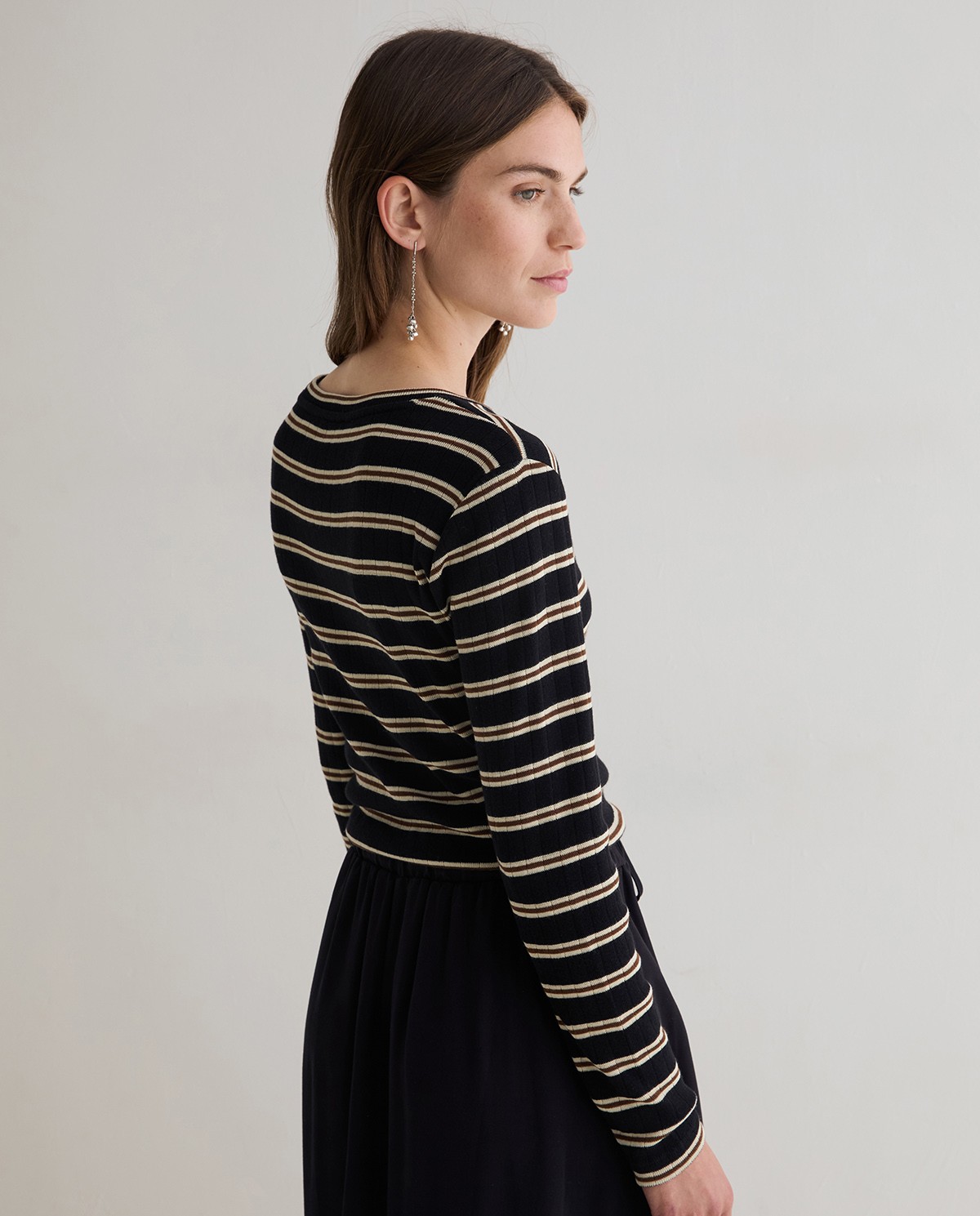Vestido midi combinado negro con estampado de rayas, vista frontal con detalle del tejido 5