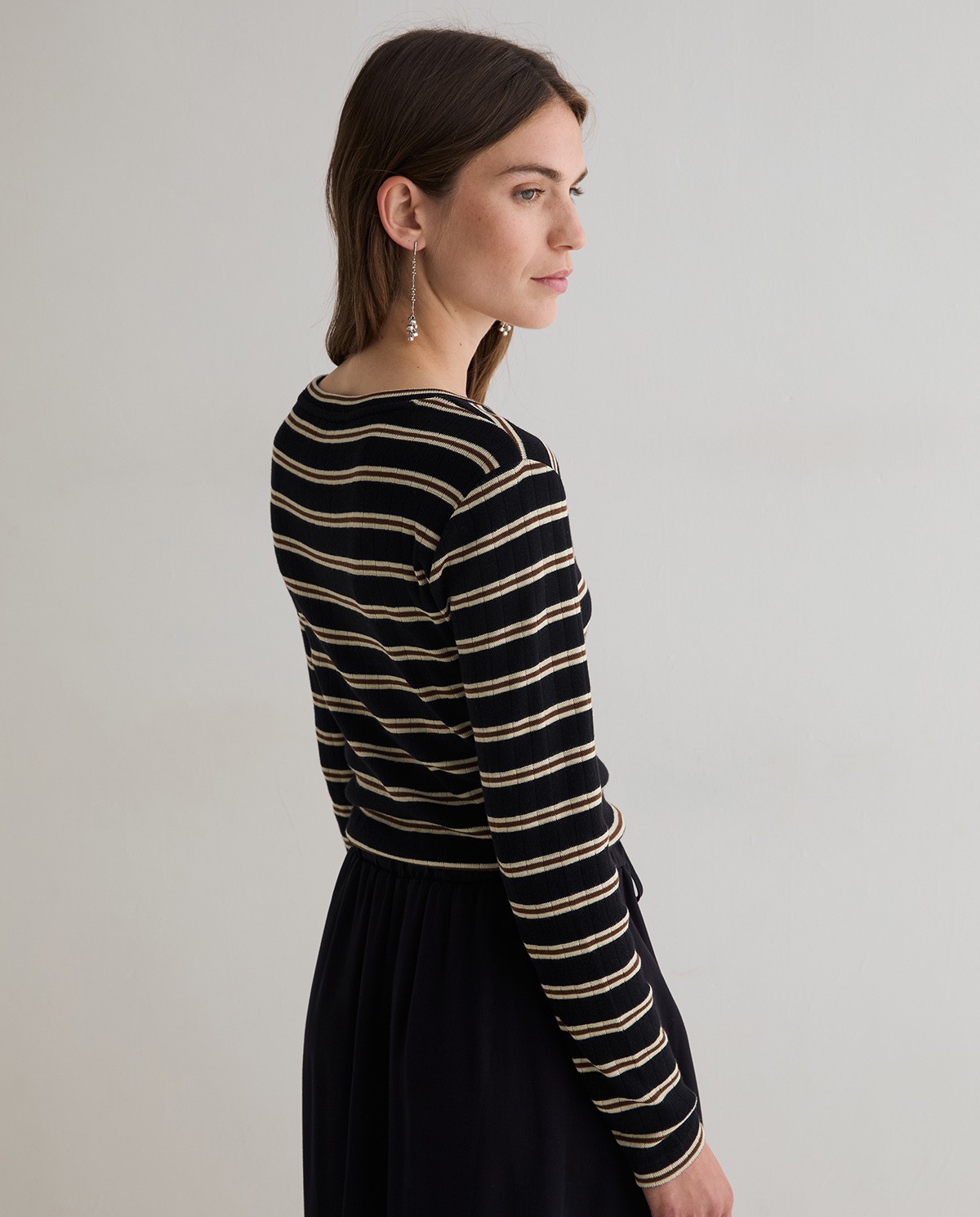 Robe midi combinée noire avec imprimé à rayures, vue de face avec détail du tissu 5