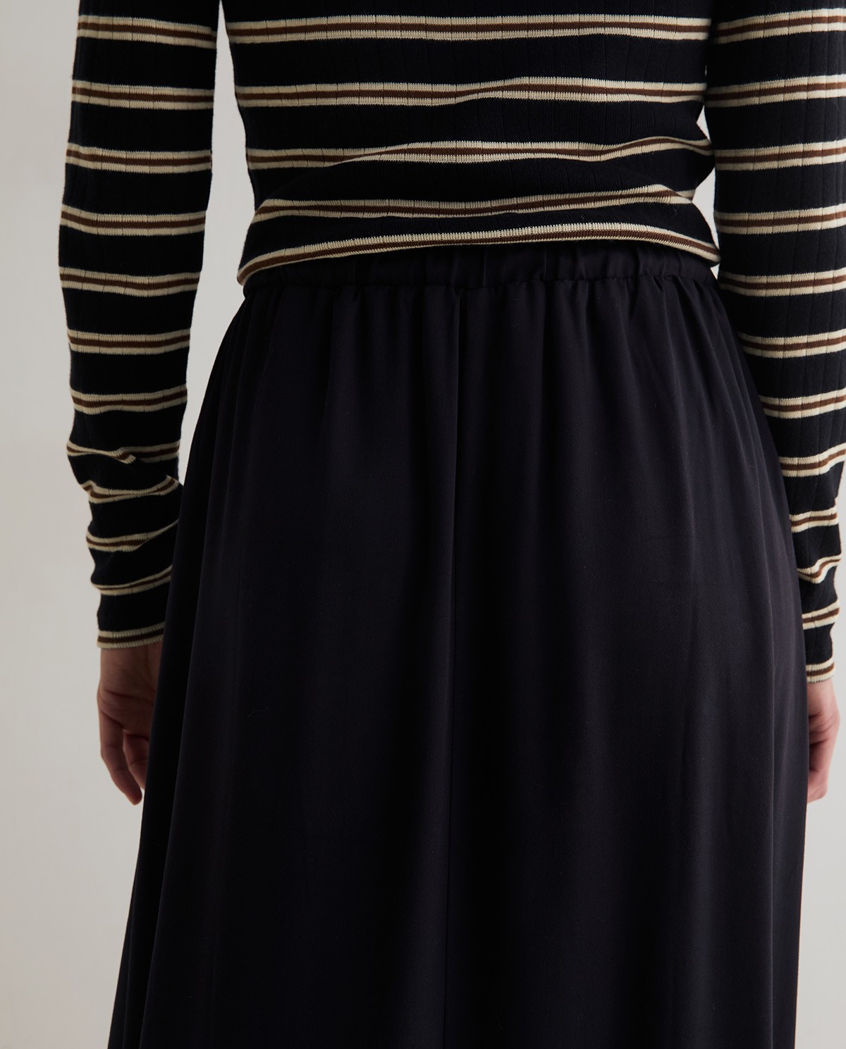 Robe midi combinée noire avec imprimé à rayures, vue de face avec détail du tissu 6