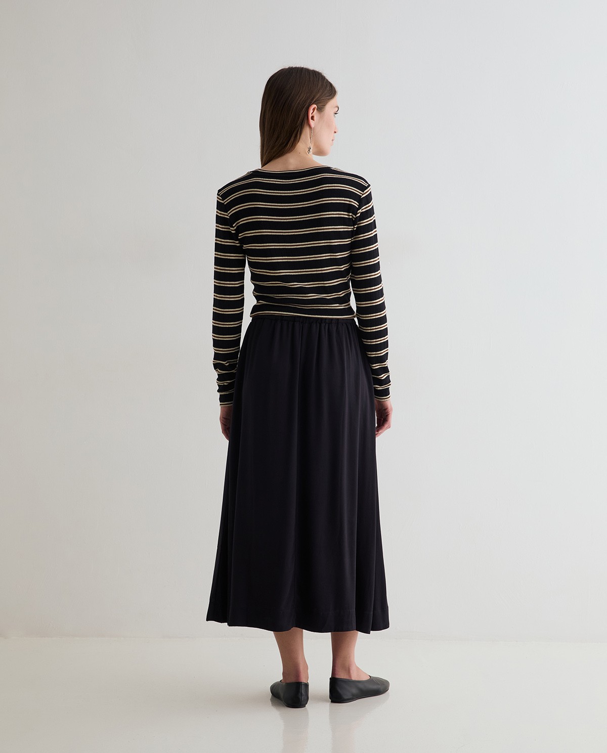 Robe midi combinée noire avec imprimé à rayures, vue de face avec détail du tissu 7