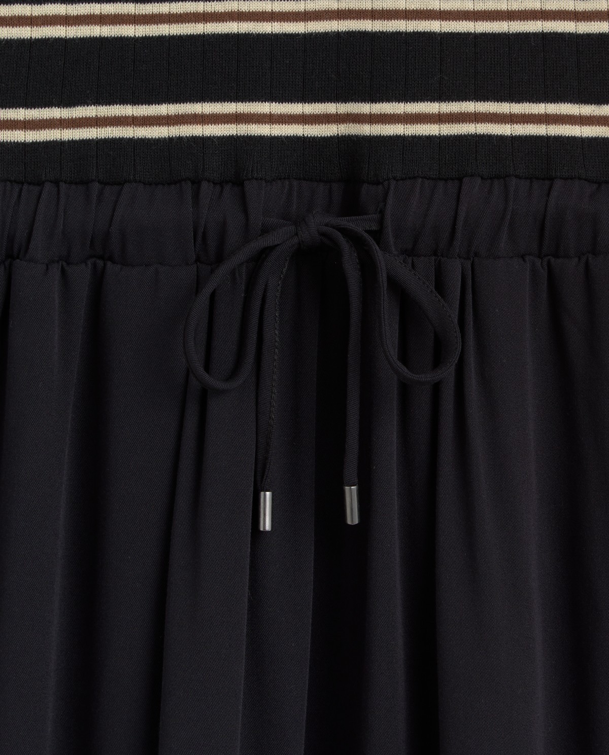 Robe midi combinée noire avec imprimé à rayures, vue de face avec détail du tissu 9