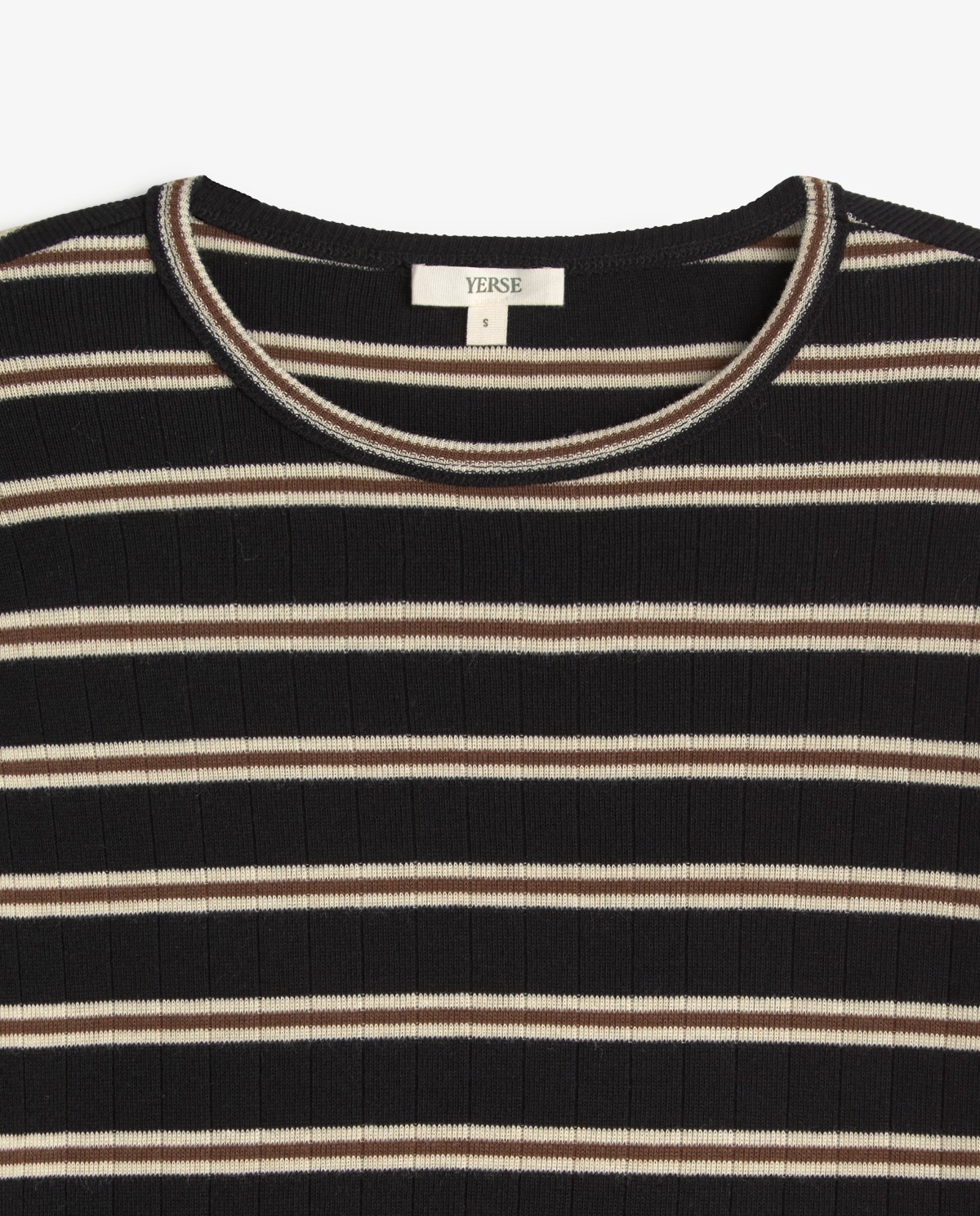 Camiseta de canalé negra con estampado de rayas, vista frontal con detalle del tejido 7
